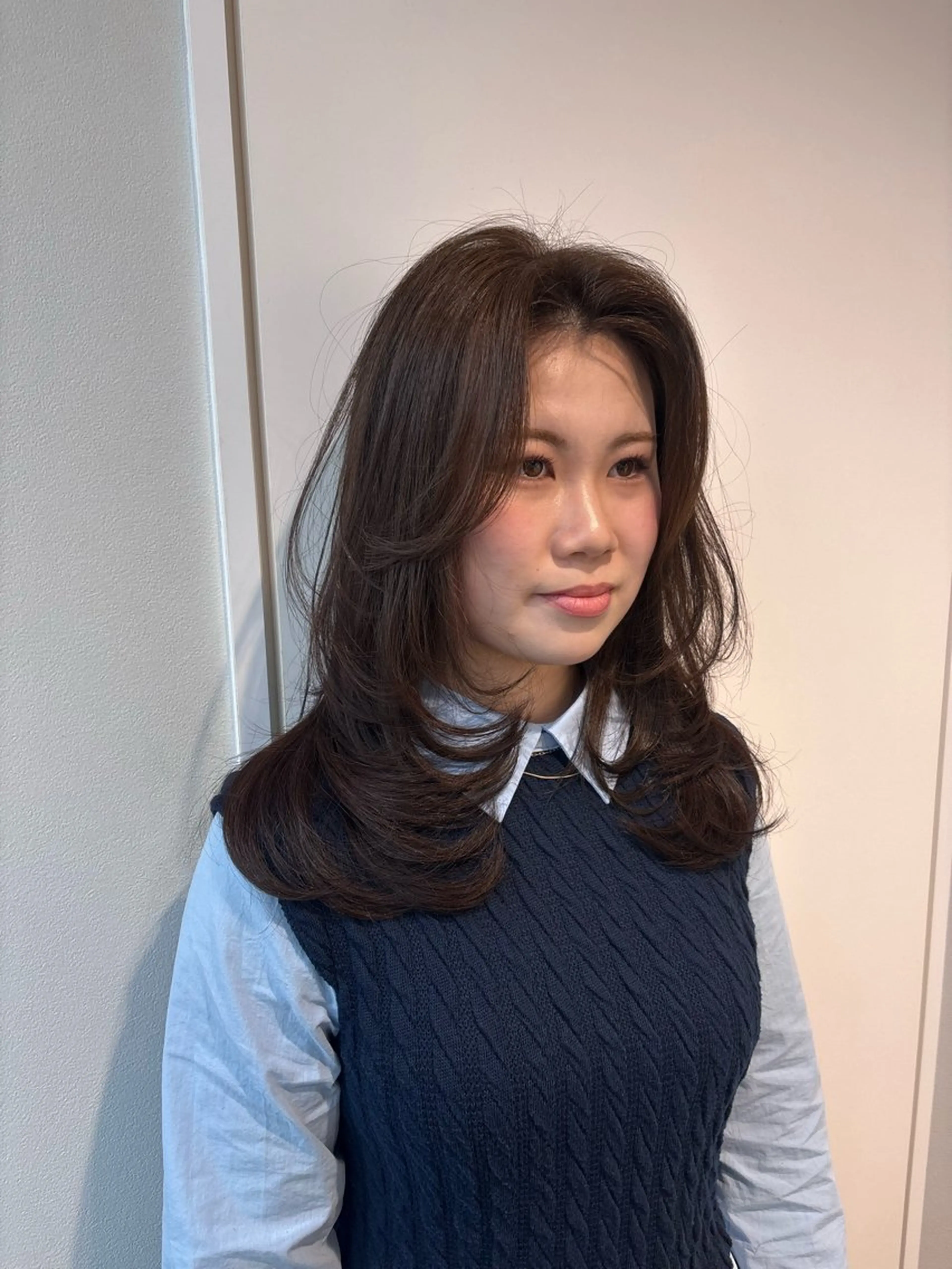 ミディアム カラー かきあげバング レイヤーカット カット ヘアカラー トリートメント 穐田 航のヘアスタイル