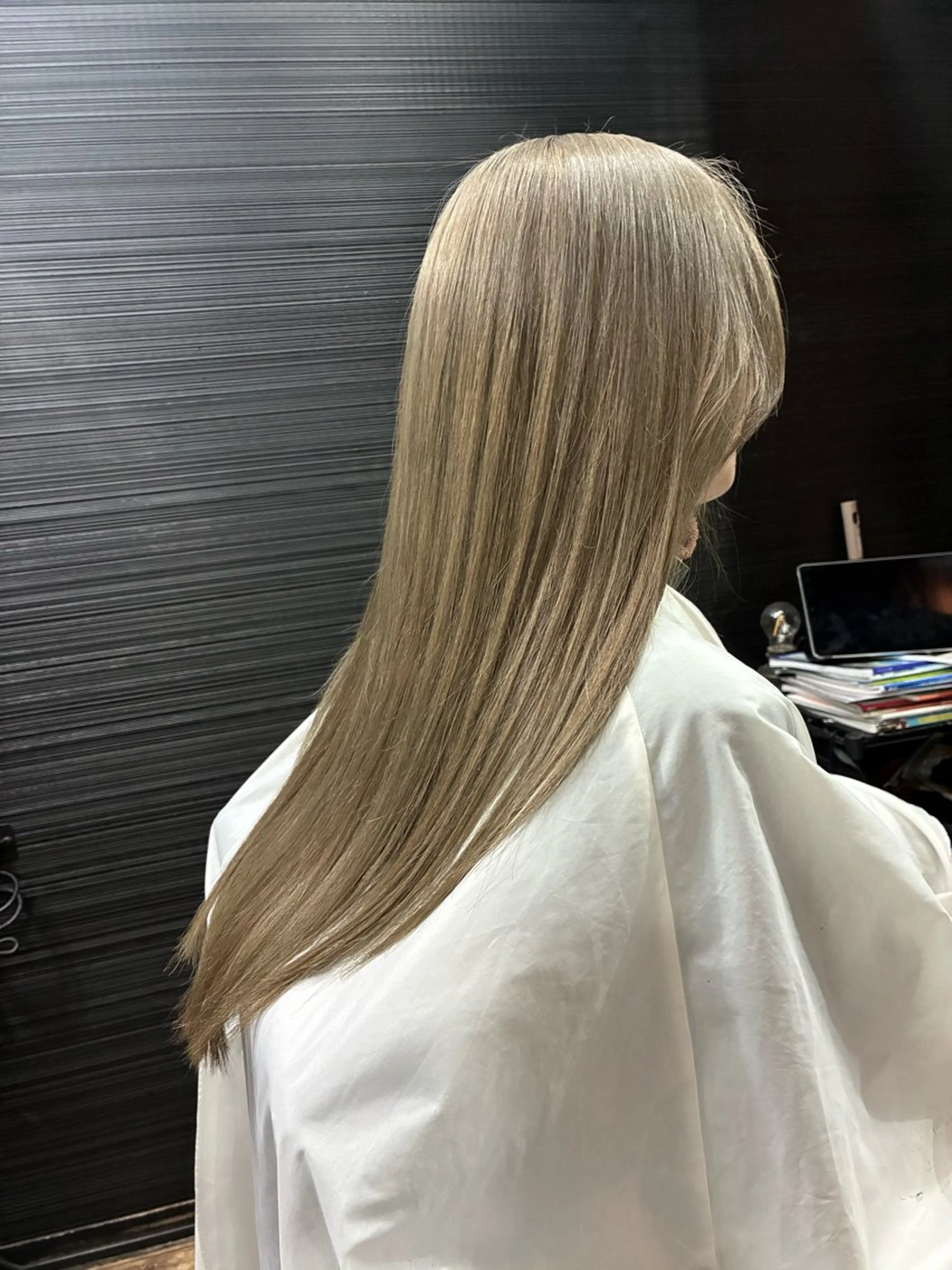 セミロング カラー ブリーチ グレージュ カット ヘアカラー トリートメント 山本 雅由のヘアスタイル