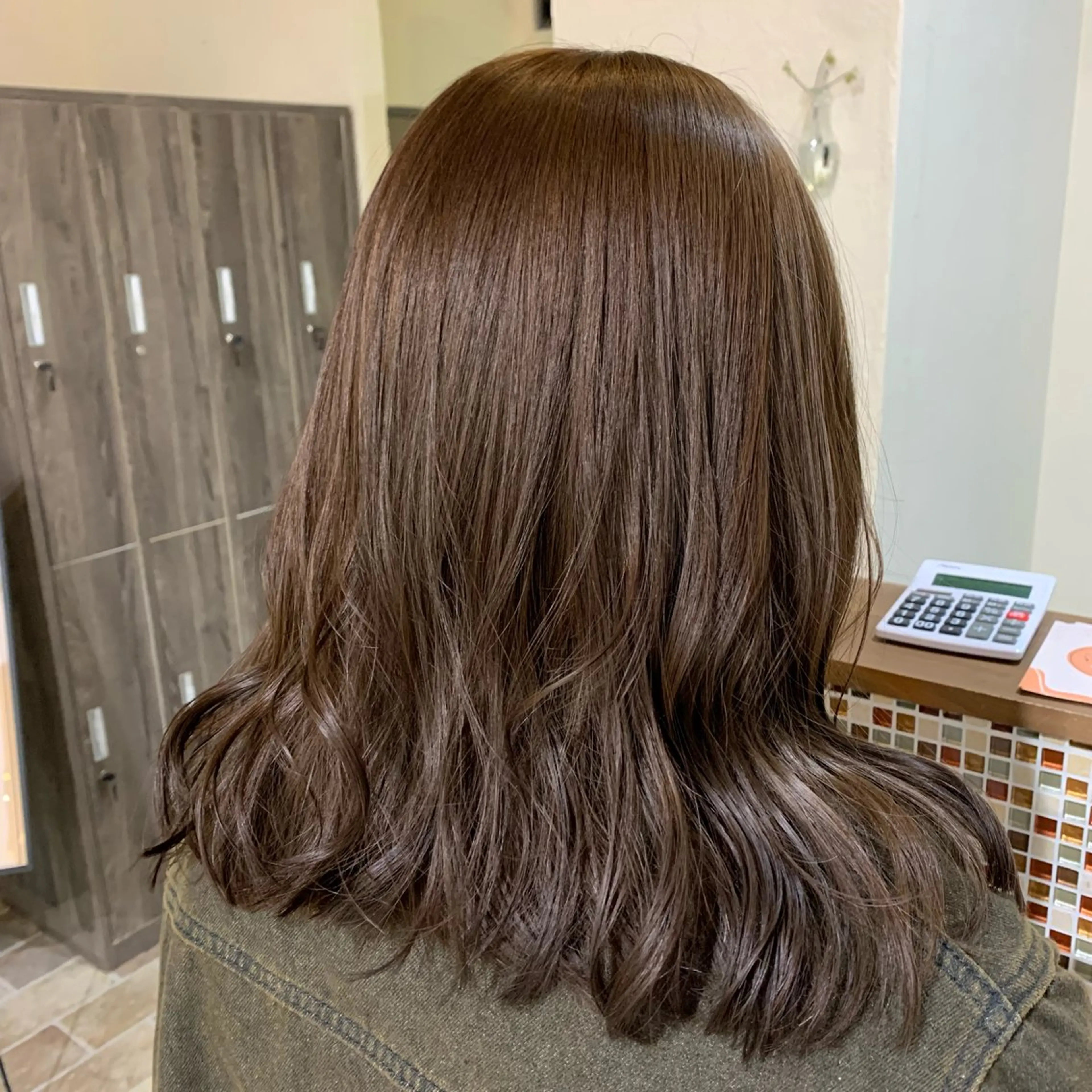 ミディアム カラー アッシュ アッシュブラウン ブリーチ ブラウンカラー ブリーチなしカラー カット ヘアカラー トリートメント 礒谷 夏帆のヘアスタイル