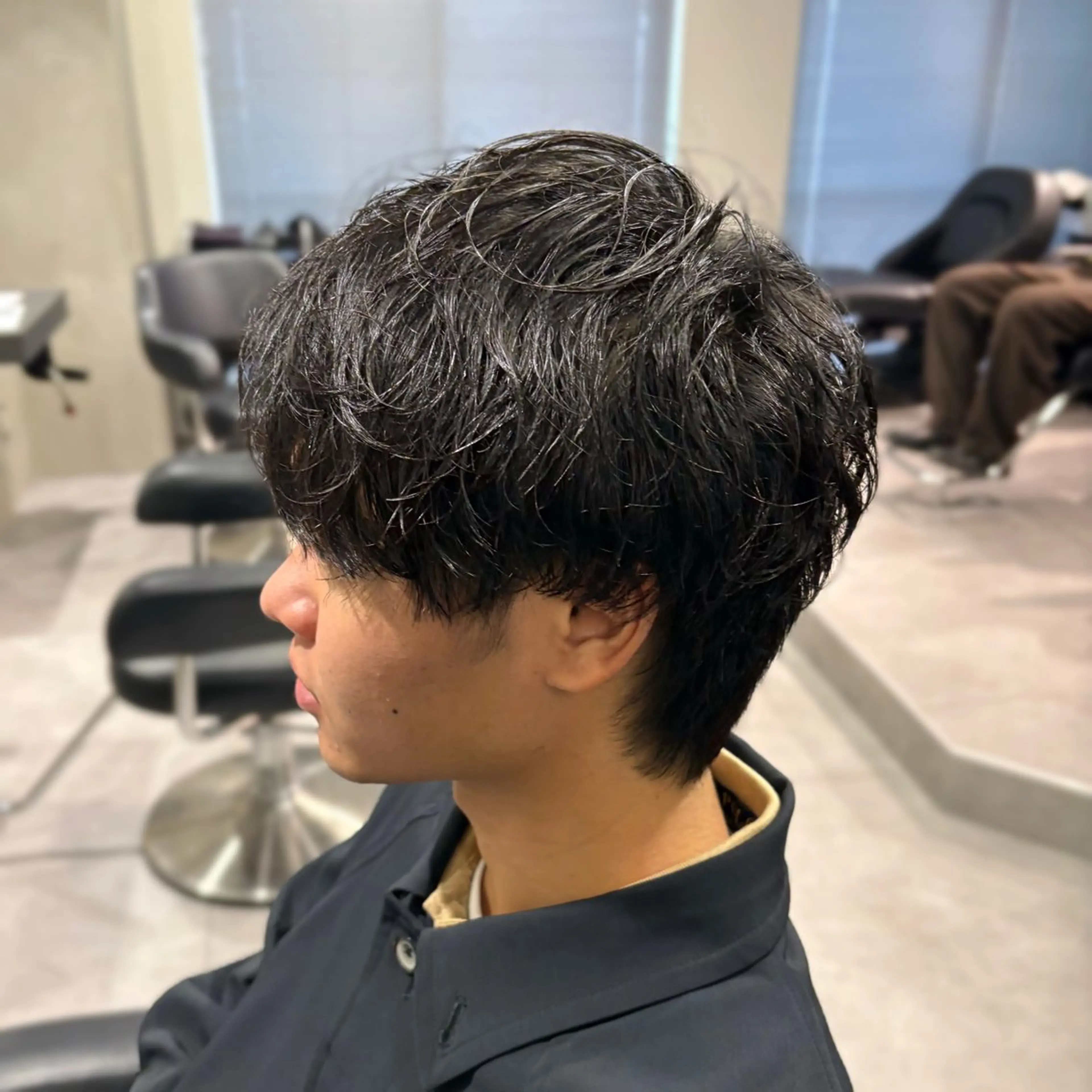 ミディアム パーマ メンズ ミディアムパーマ メンズパーマ カット パーマ 🐦‍🔥フェザーパ ーマ🐦‍🔥きるやのヘアスタイル