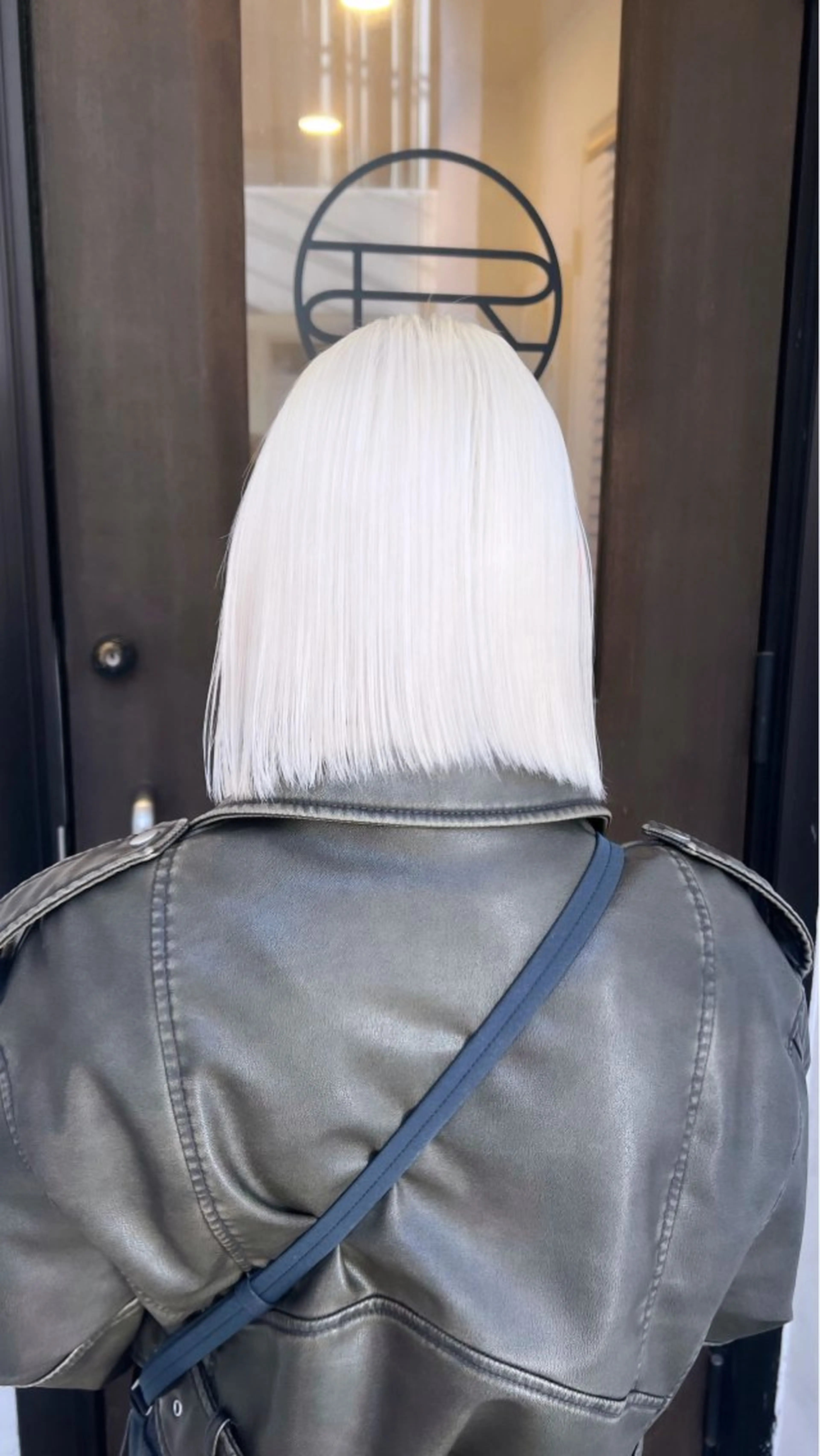 真っ黒の髪の毛も真っ白に！！ダブルケアハイブリーチ+カラー+ハイトリートメントの写真