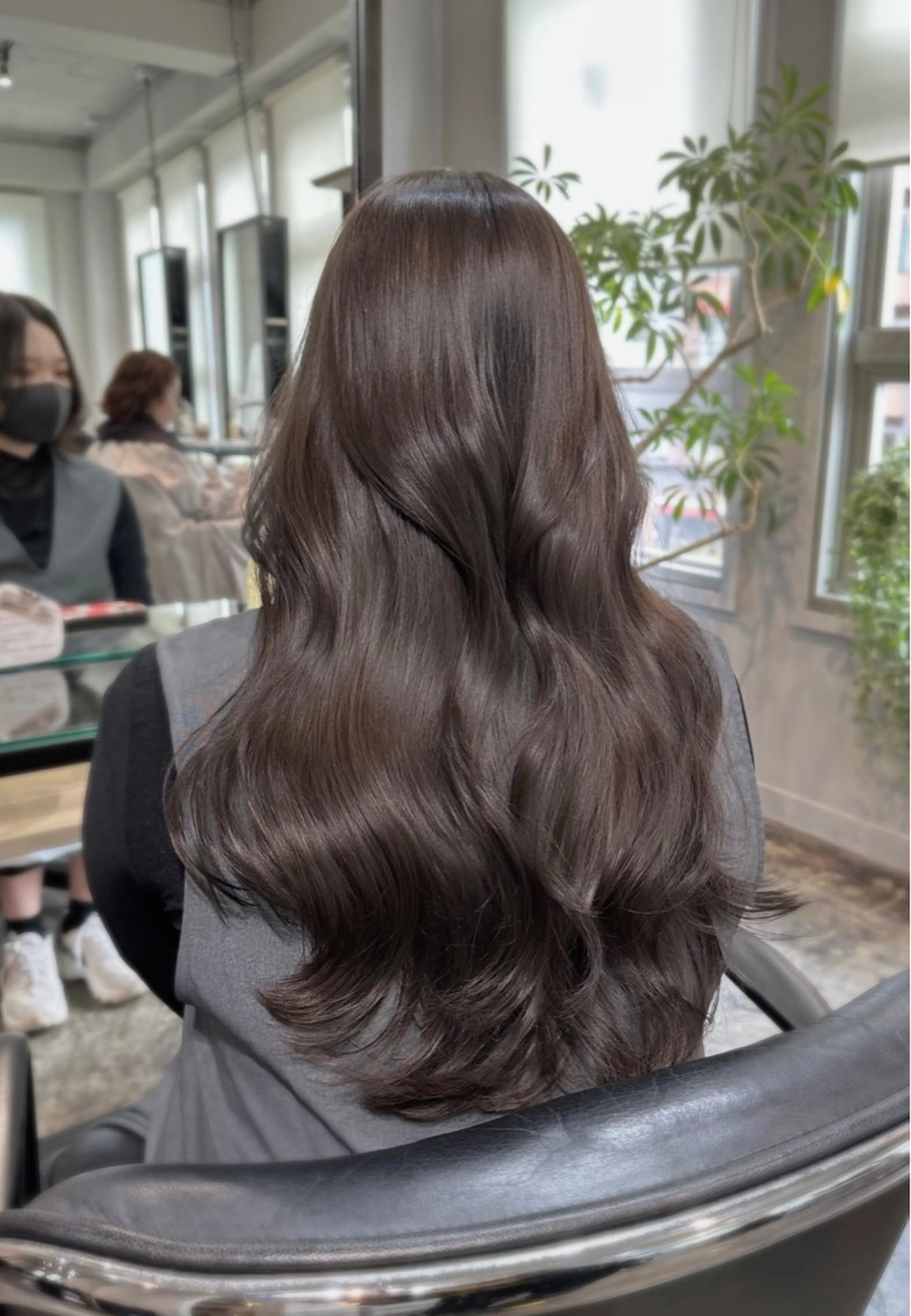 ロング カラー グレージュ シアーグレージュ レイヤーカット ヘアカラー トリートメント 元町神戸 國井椋介のヘアスタイル