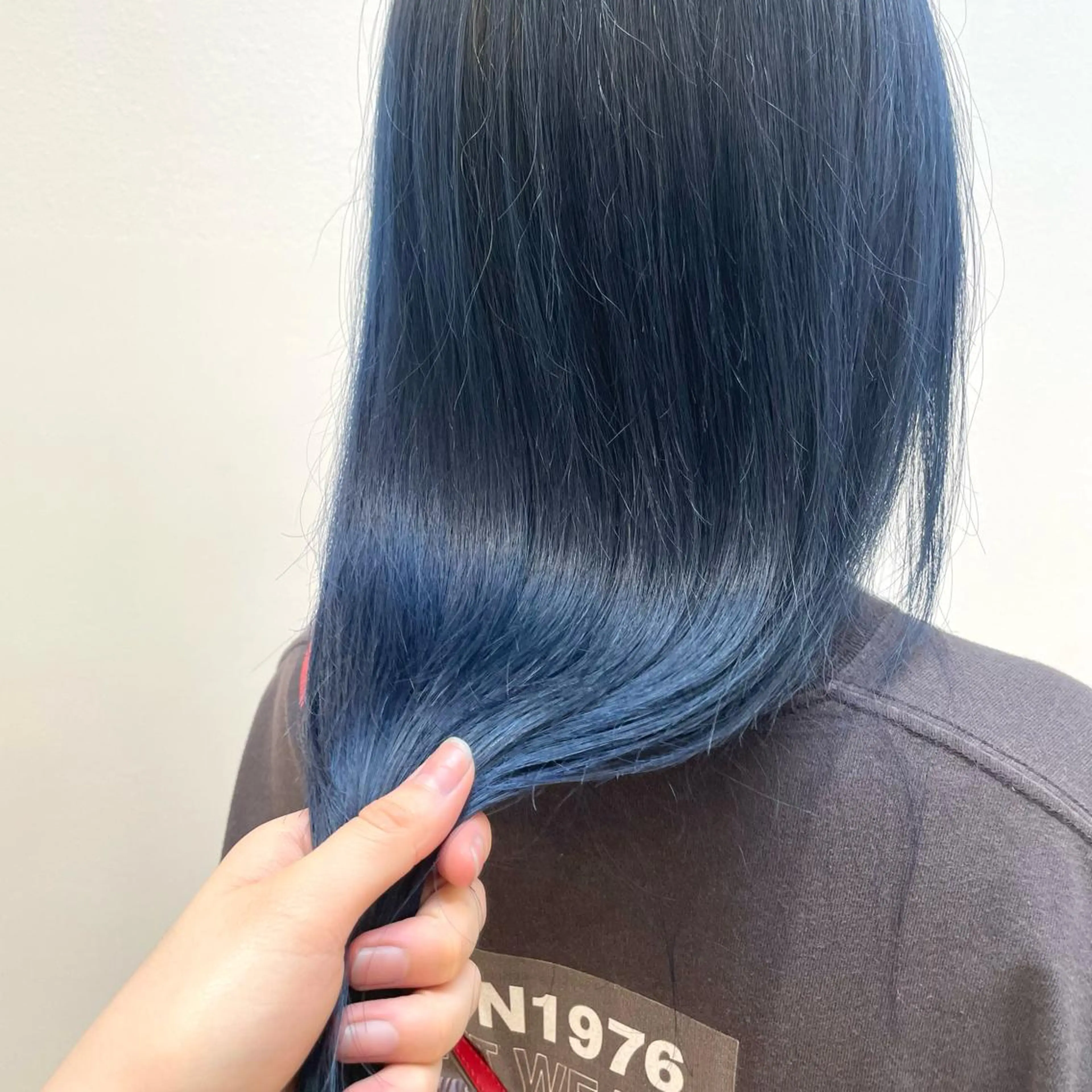 セミロング カラー ブルーカラー レイヤー/ハイトーン 🫧‪Erikaのヘアスタイル