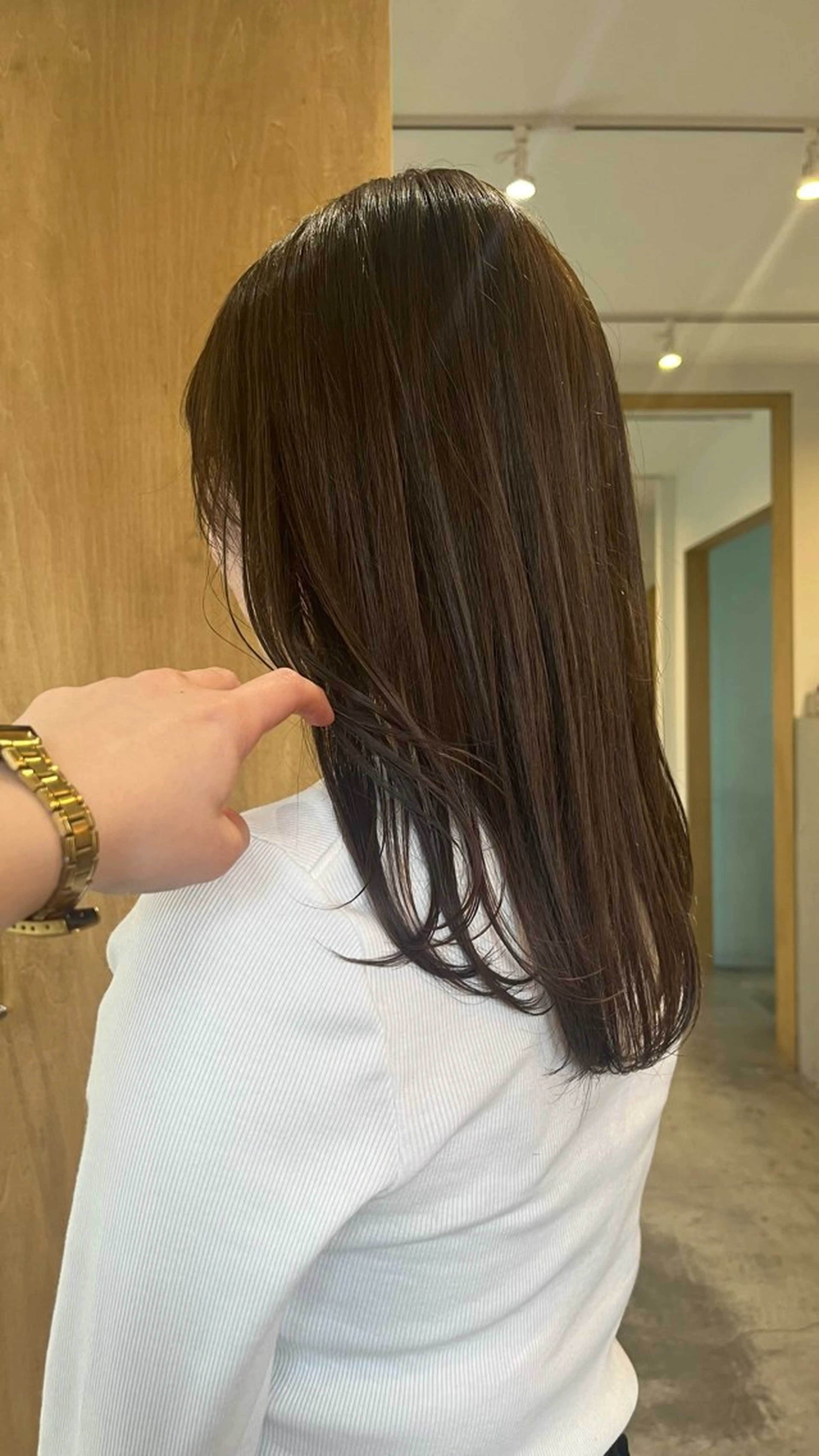 セミロング YUI／レイヤー カット/透明感カラーのヘアスタイル