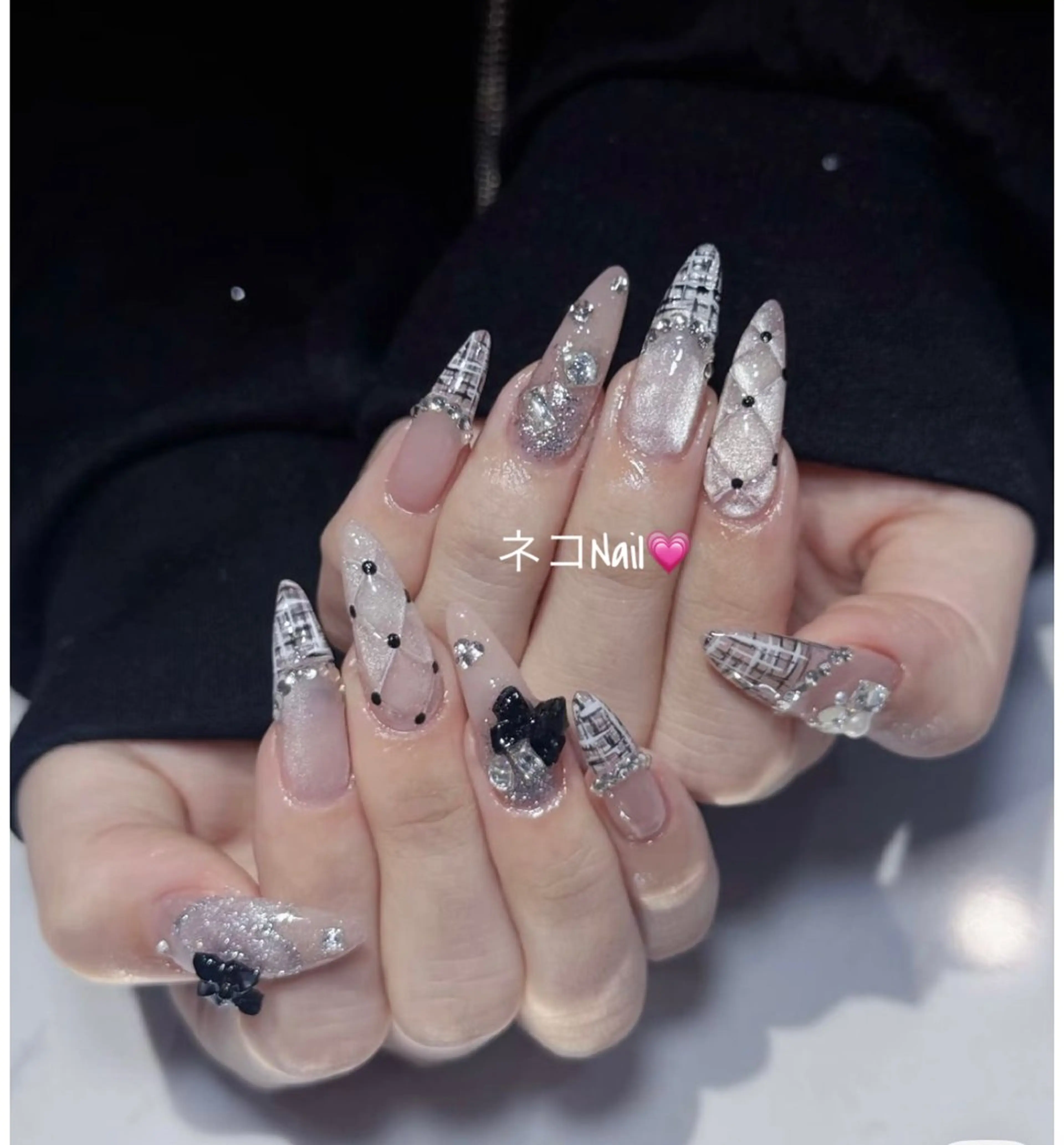 ネイル フレンチネイル ラメ(グリッター) ストーンネイル ワンホンネイル ハンドネイル ネコ Nailのネイルデザイン