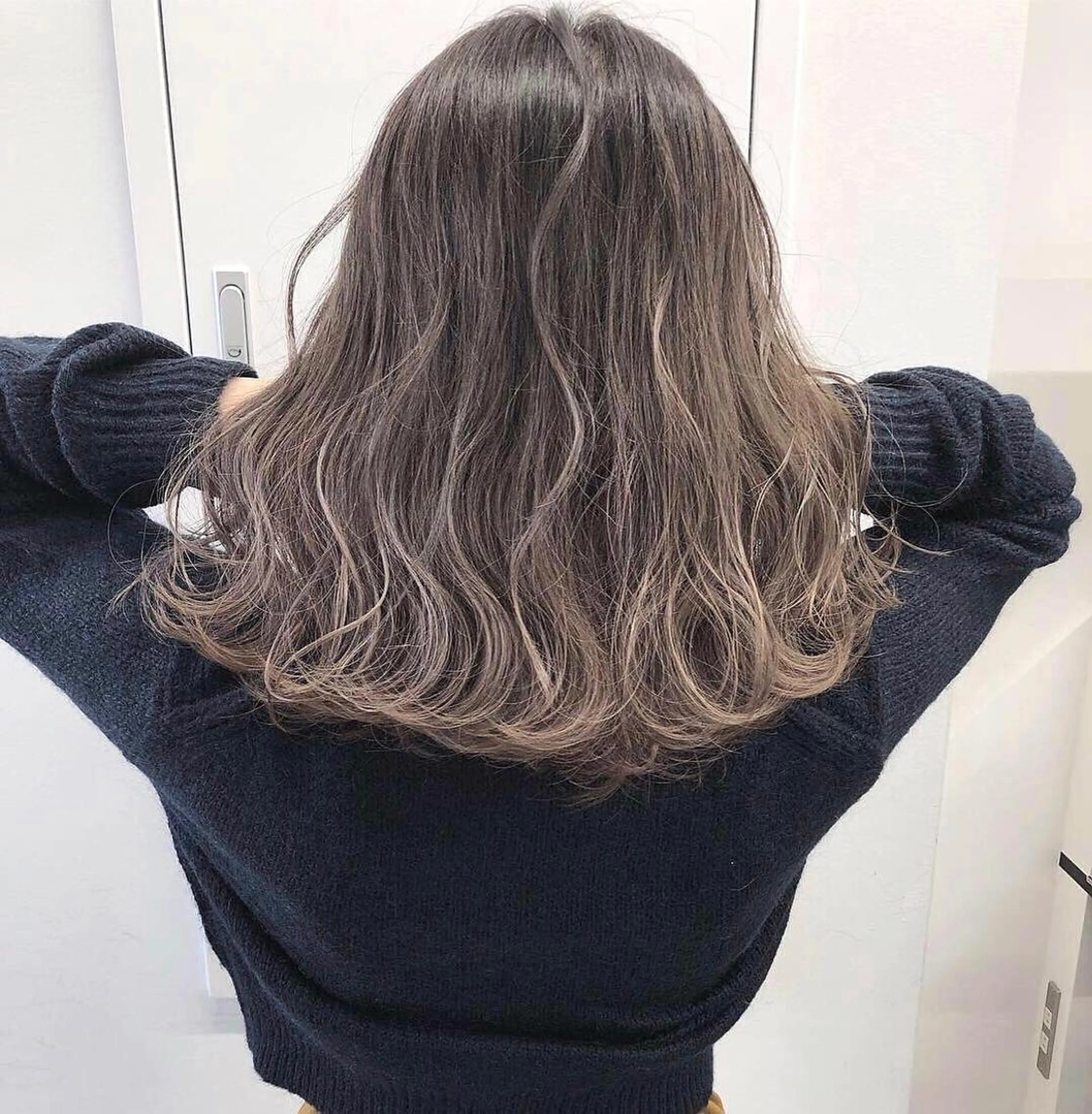 ミディアム カラー ヘアアレンジ ベージュカラー ブリーチ ミルクティーベージュ 🦄インナーカラー 🦄貫井彩花のヘアスタイル