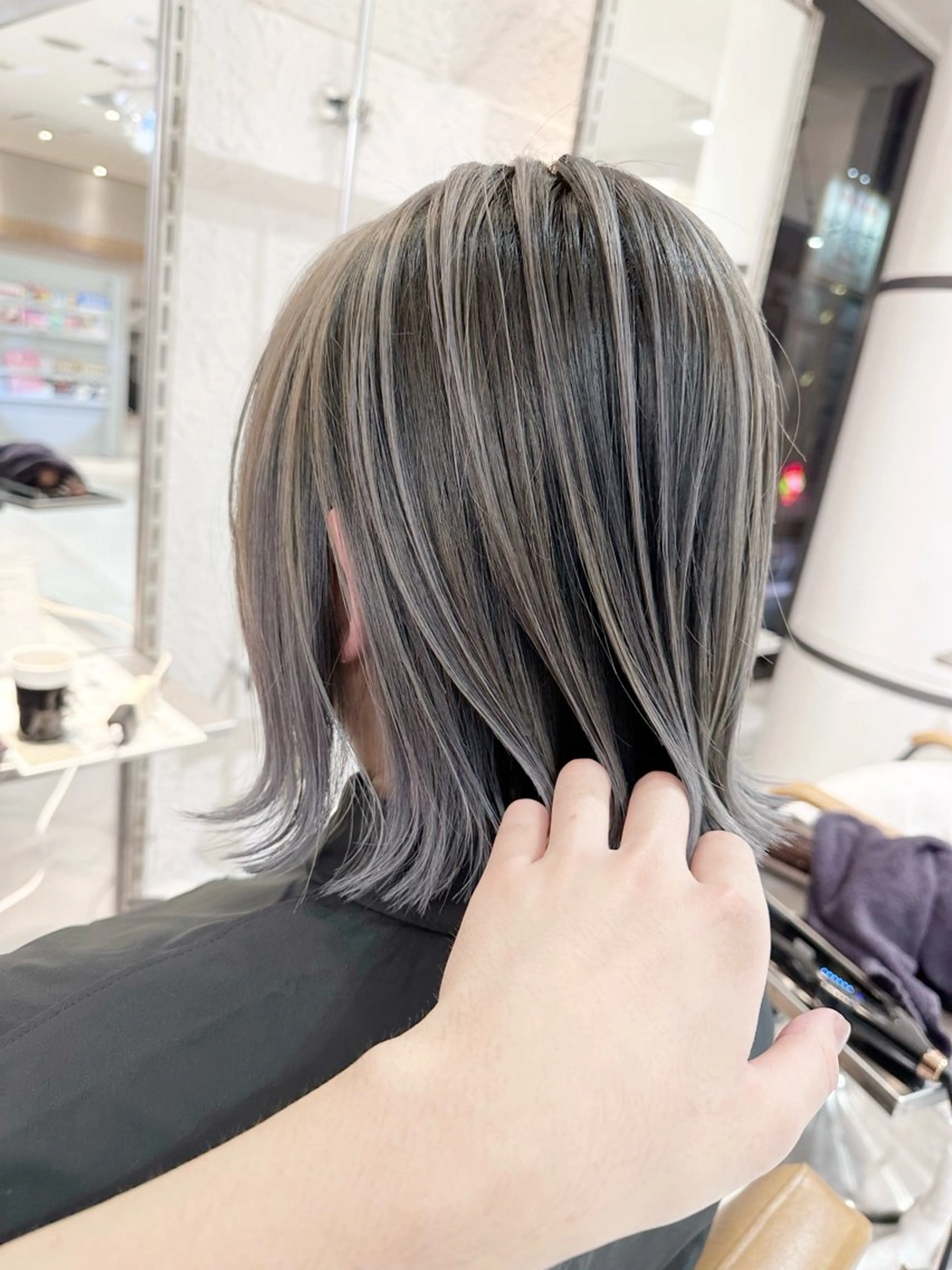 ショート カラー バレイヤージュ シルバー レイヤーカット レイヤーブリーチ特化 ホワイト専門/岸のヘアスタイル