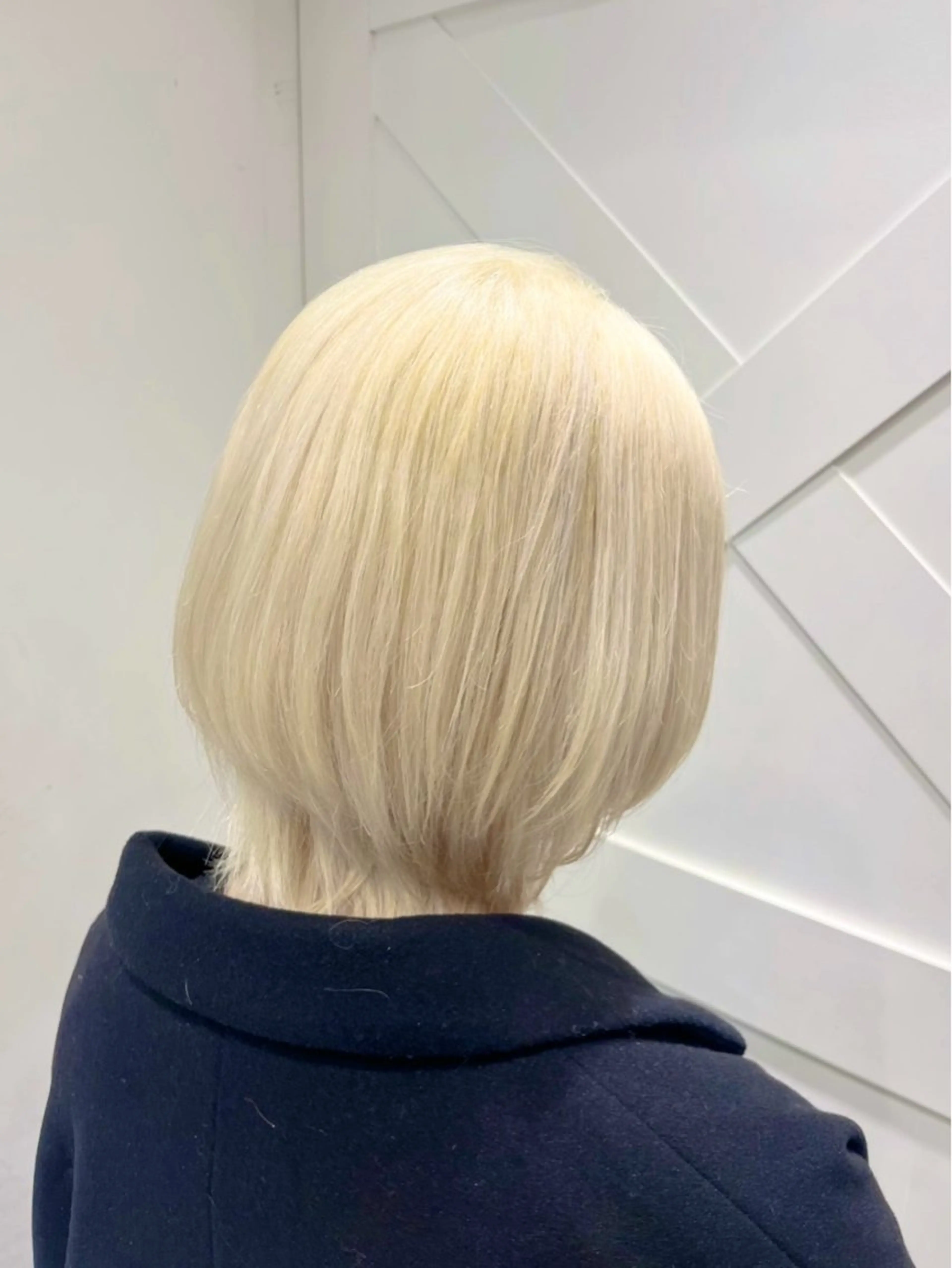 ショート カラー ブリーチ 抜きっぱなしブロンド ブロンド ハイトーンカラー ヘアカラー ハイトーンカラー シールエクステのヘアスタイル