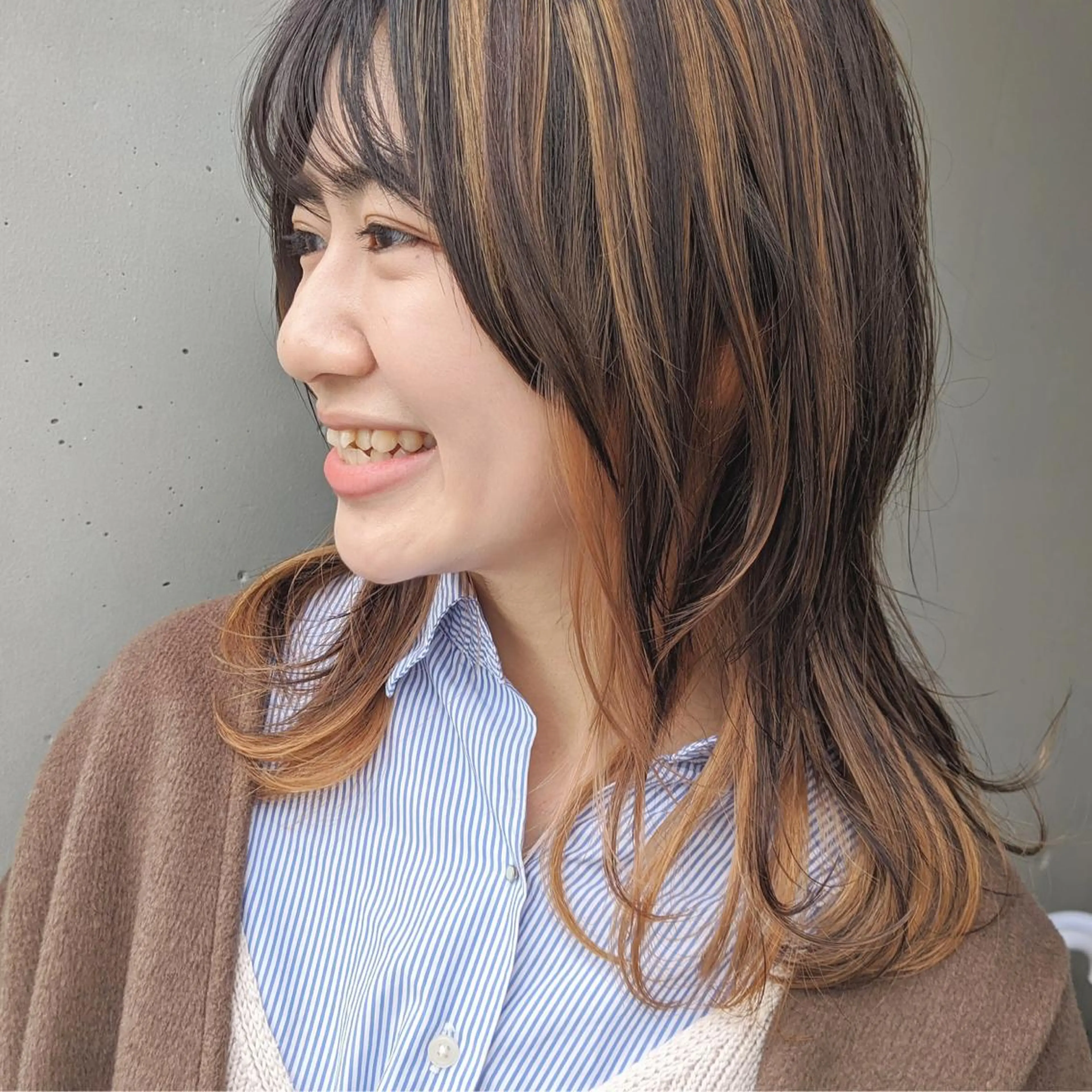 ミディアム カラー ハイライトカラー オレンジ ハイライト レイヤーカット ヘアカラー トリートメント kitin  吉祥寺 山岸花のヘアスタイル