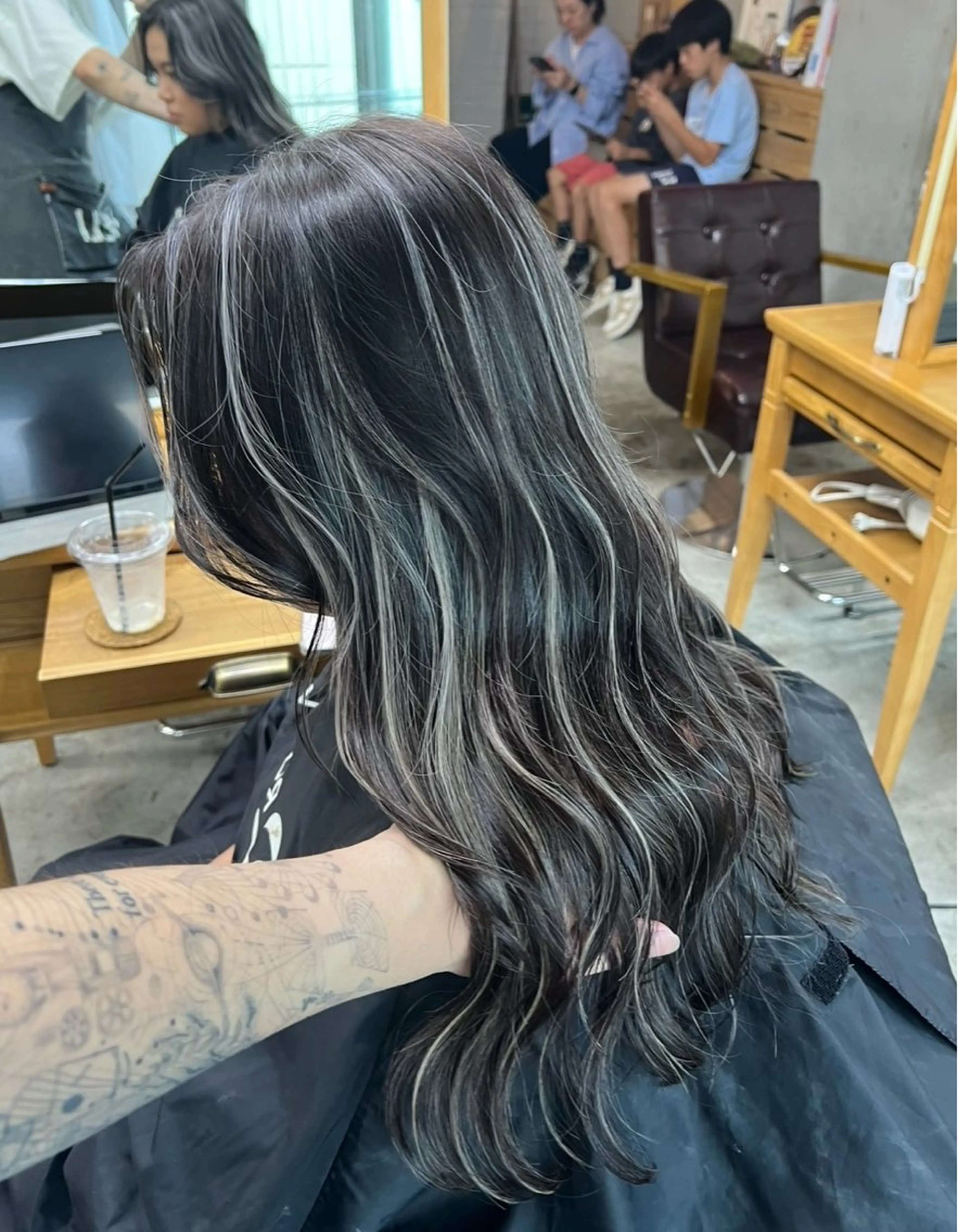 ロング カラー ダークグレー ダークグレージュ グレージュ ハイライトカラー ハイライト ヘアカラー トリートメント ROBIN所属・指名数No.1 /NAOYAのヘアスタイル