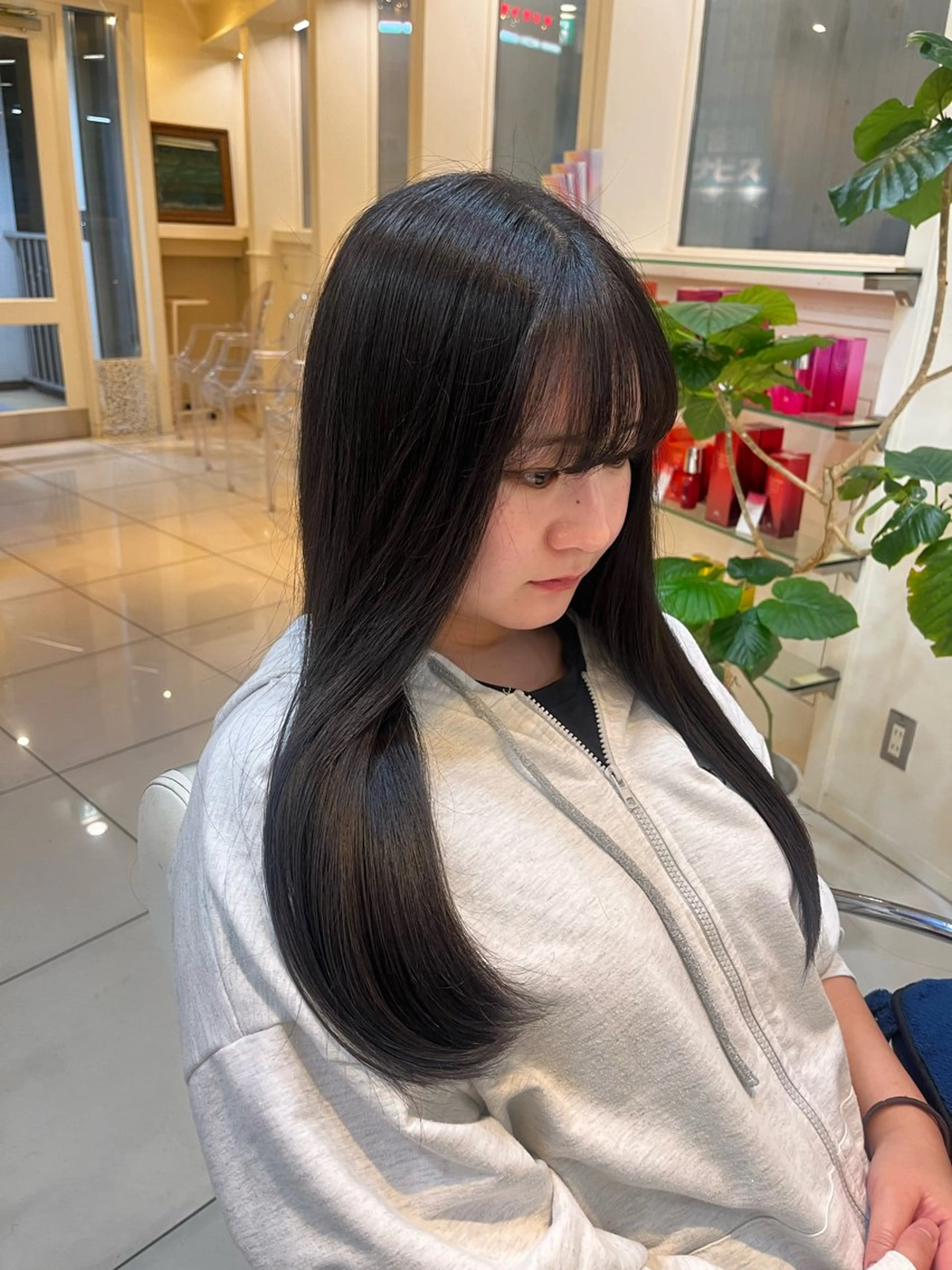 カラー ダークグレー ダークグレージュ グレージュ The B/ オガワラナのヘアスタイル