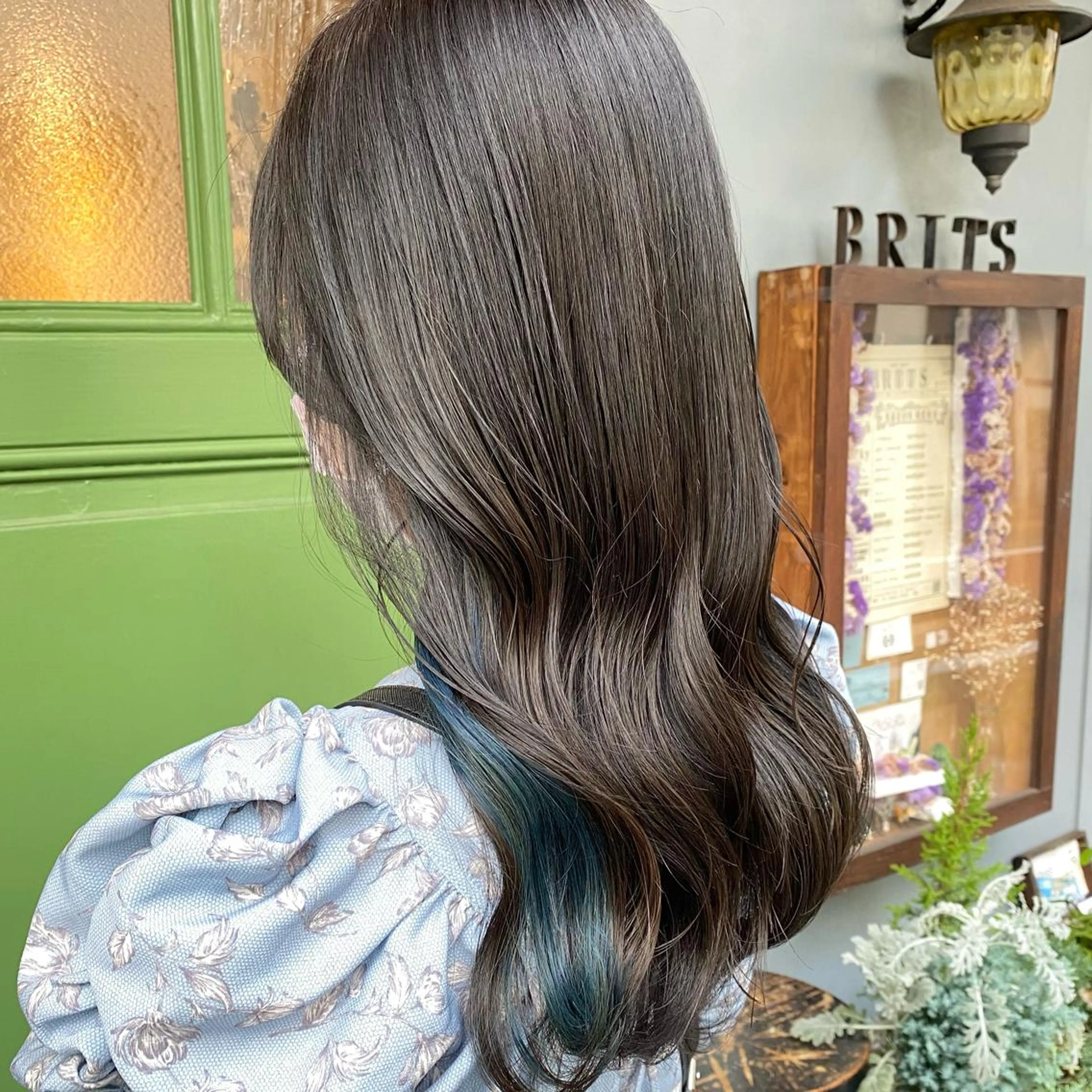 ロング カラー ブリーチ ブルーカラー イヤリングカラー カット ヘアカラー トリートメント ヘッドスパ BRITS 渡辺 菜々子のヘアスタイル