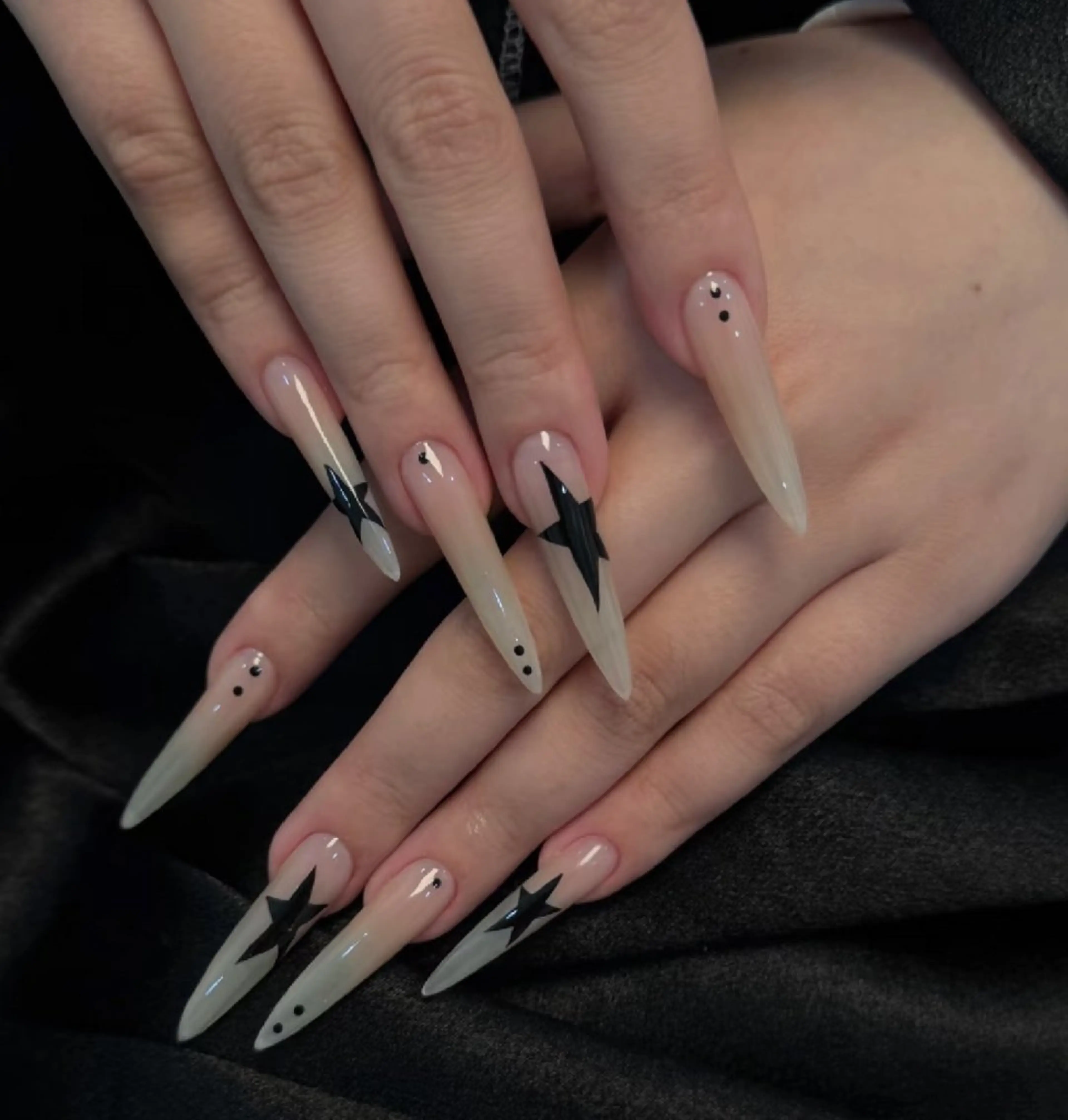 ネイル チークネイル フレンチネイル ジェルネイル ガーリー キラキラネイル ハンドネイル UM Nail Salonのネイルデザイン