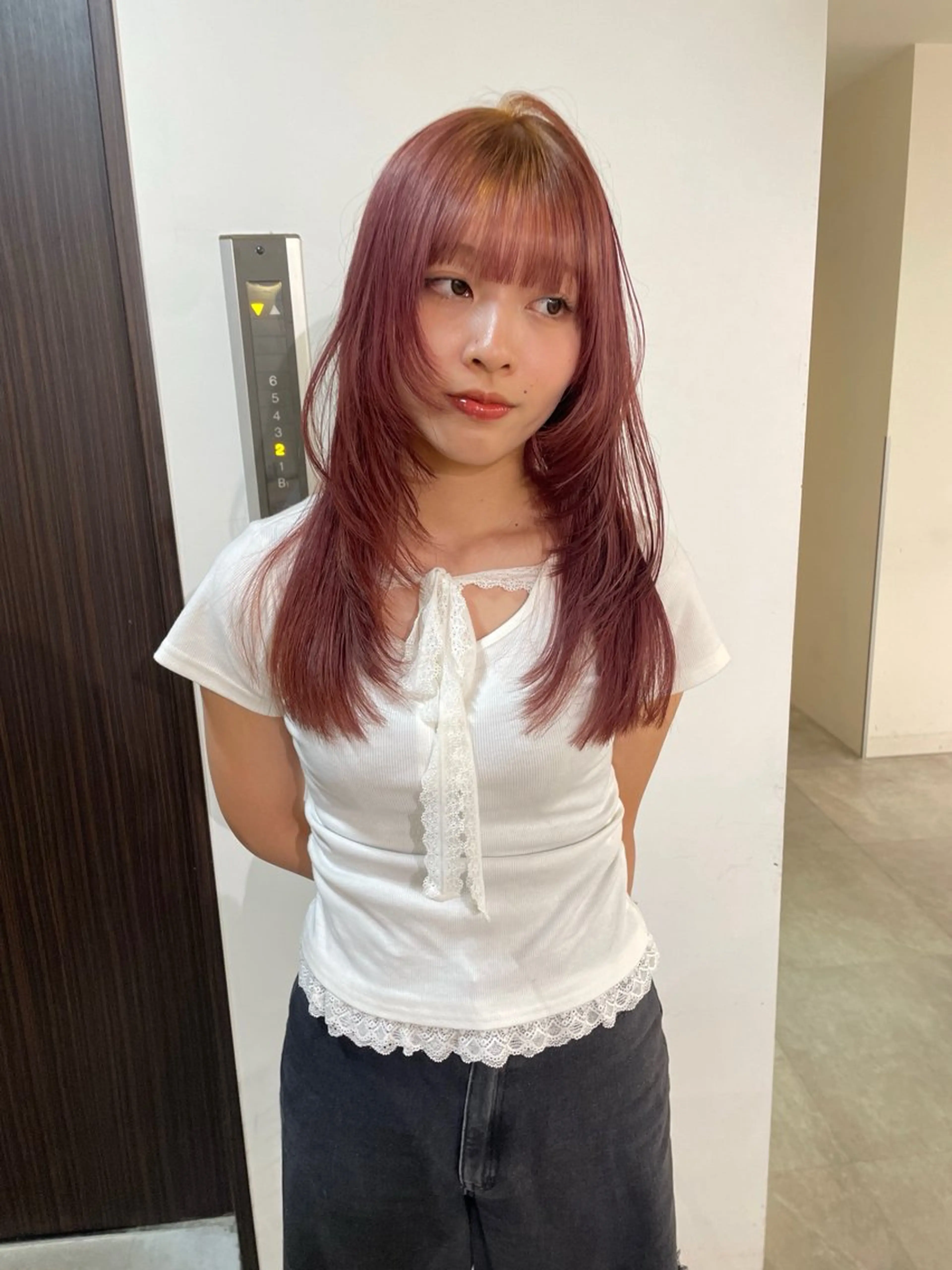 セミロング カラー ベージュカラー ブリーチ ケアブリーチ ダブルカラー ピンクカラー カット ヘアカラー トリートメント MIU/ルーツカラー 顔まわりレイヤーのヘアスタイル
