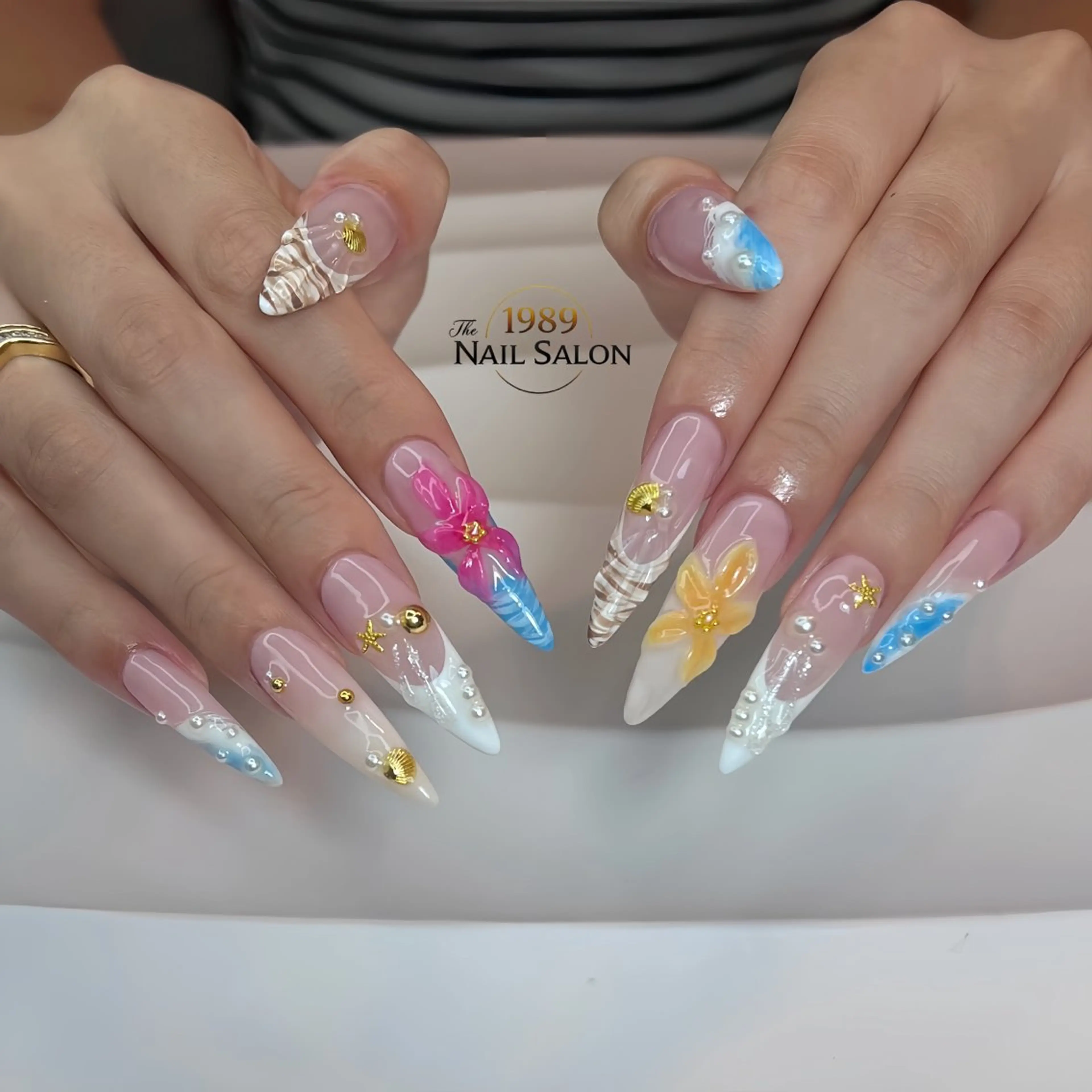 ネイル アートネイル フラワーネイル ハンドネイル The 1989 Nail Salonのネイルデザイン