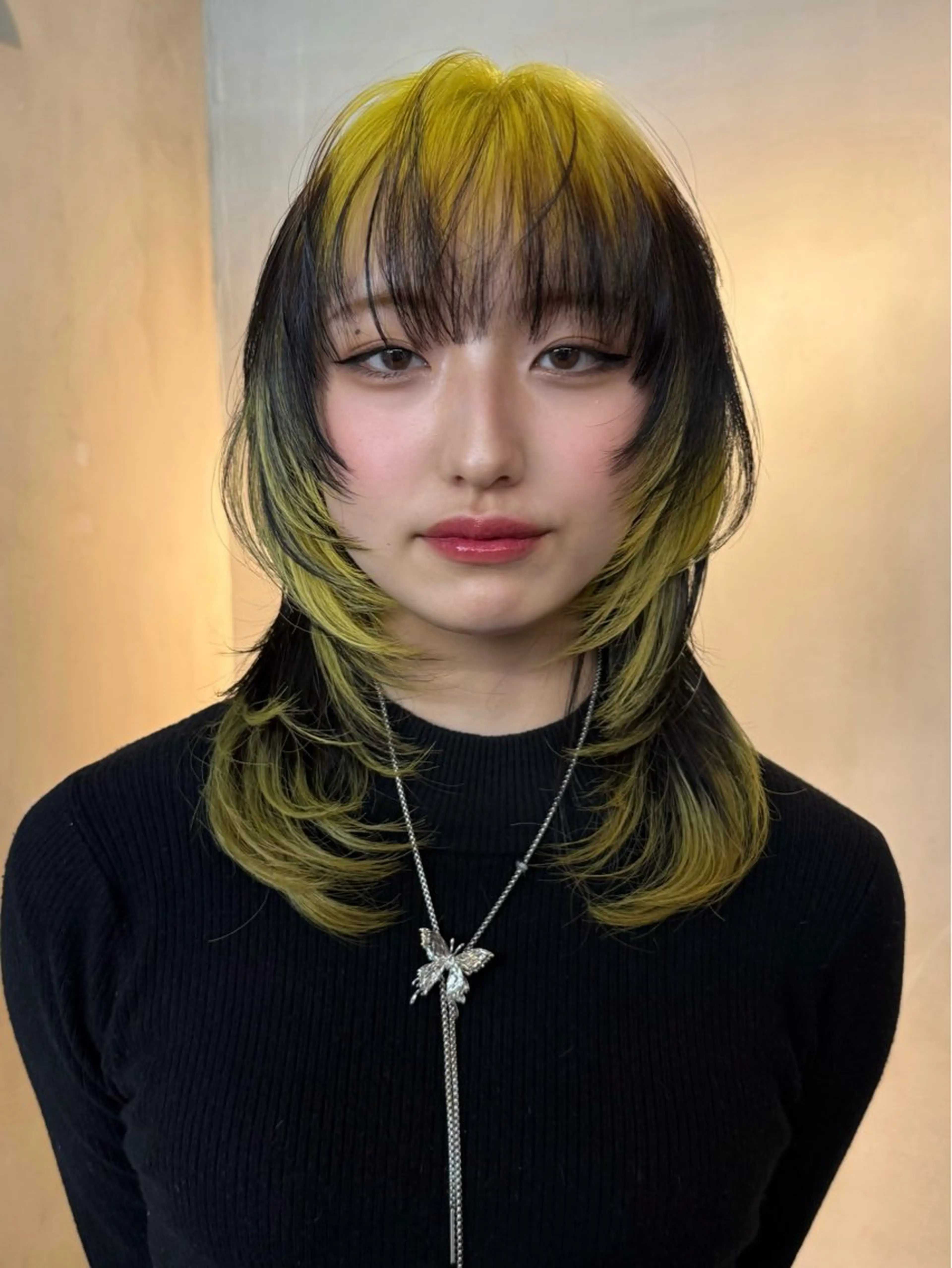 セミロング カラー イツク ⚡️ ルーツ/ハイトーンのヘアスタイル