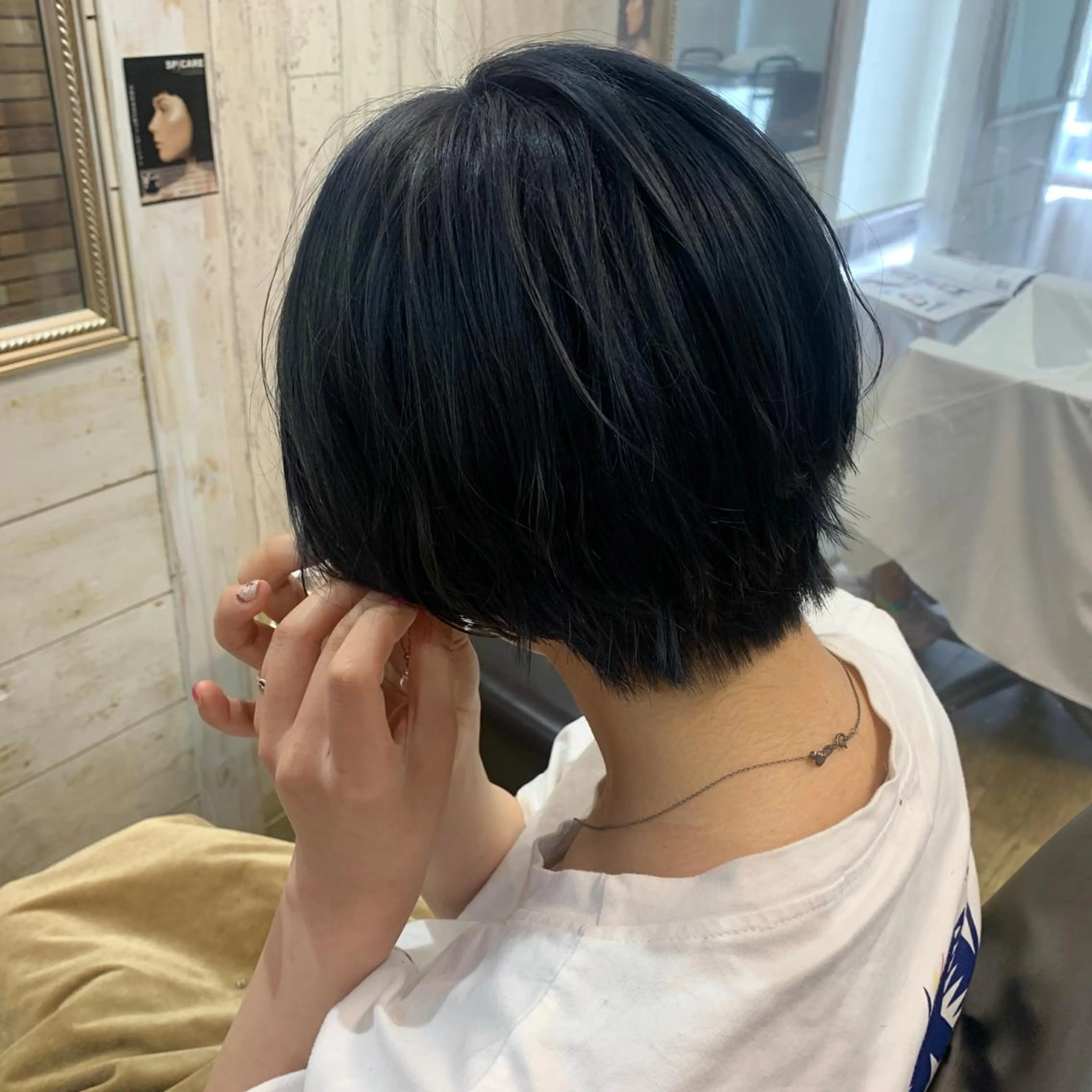 ショート カラー 黒髪 ブリーチ ブルーカラー ブルーブラック カット ヘアカラー トリートメント regalo Acari🍎のヘアスタイル