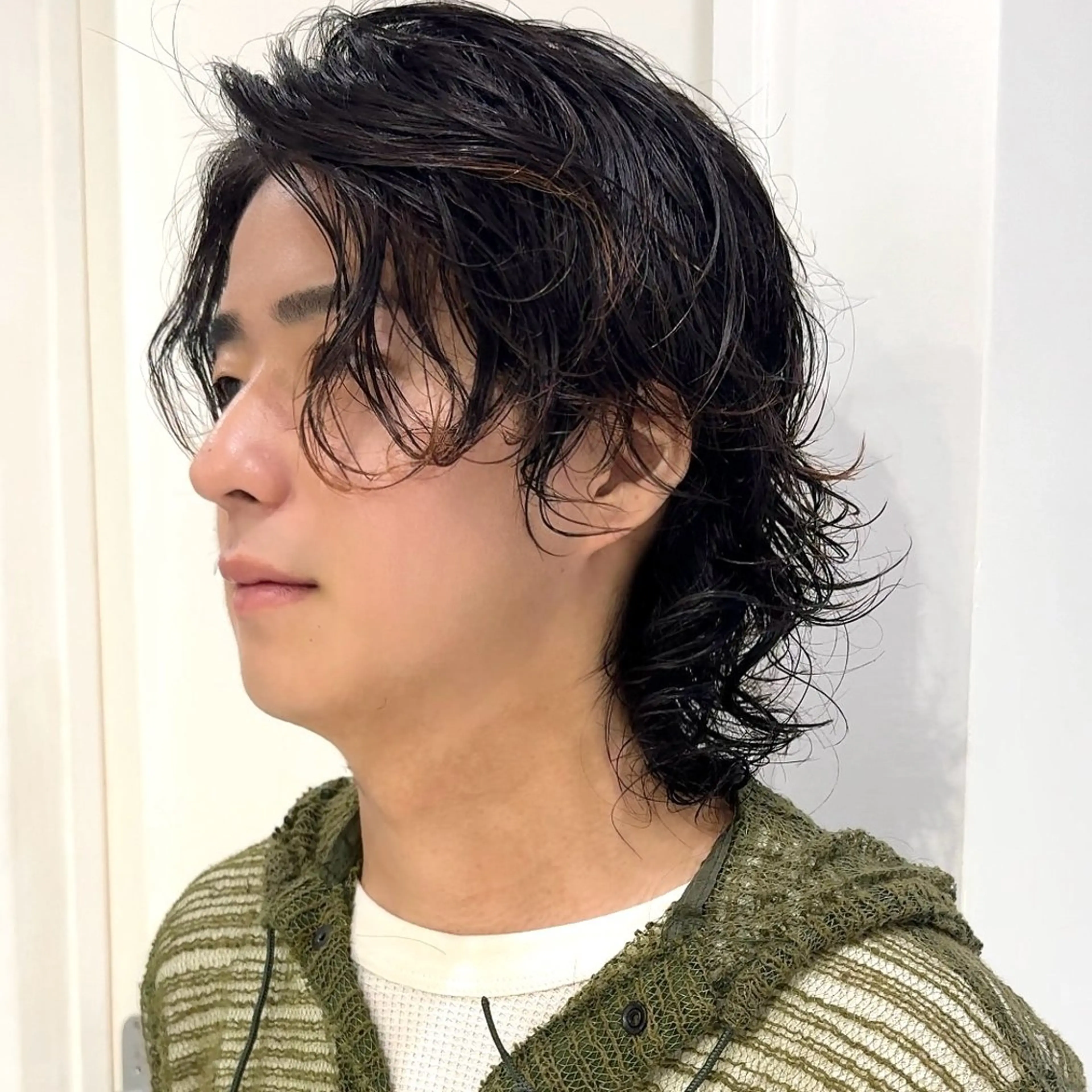 ミディアム パーマ メンズ ミディアムパーマ メンズパーマ メンズウルフカット 似合わせカット ウルフカット 畔上 尚也のヘアスタイル