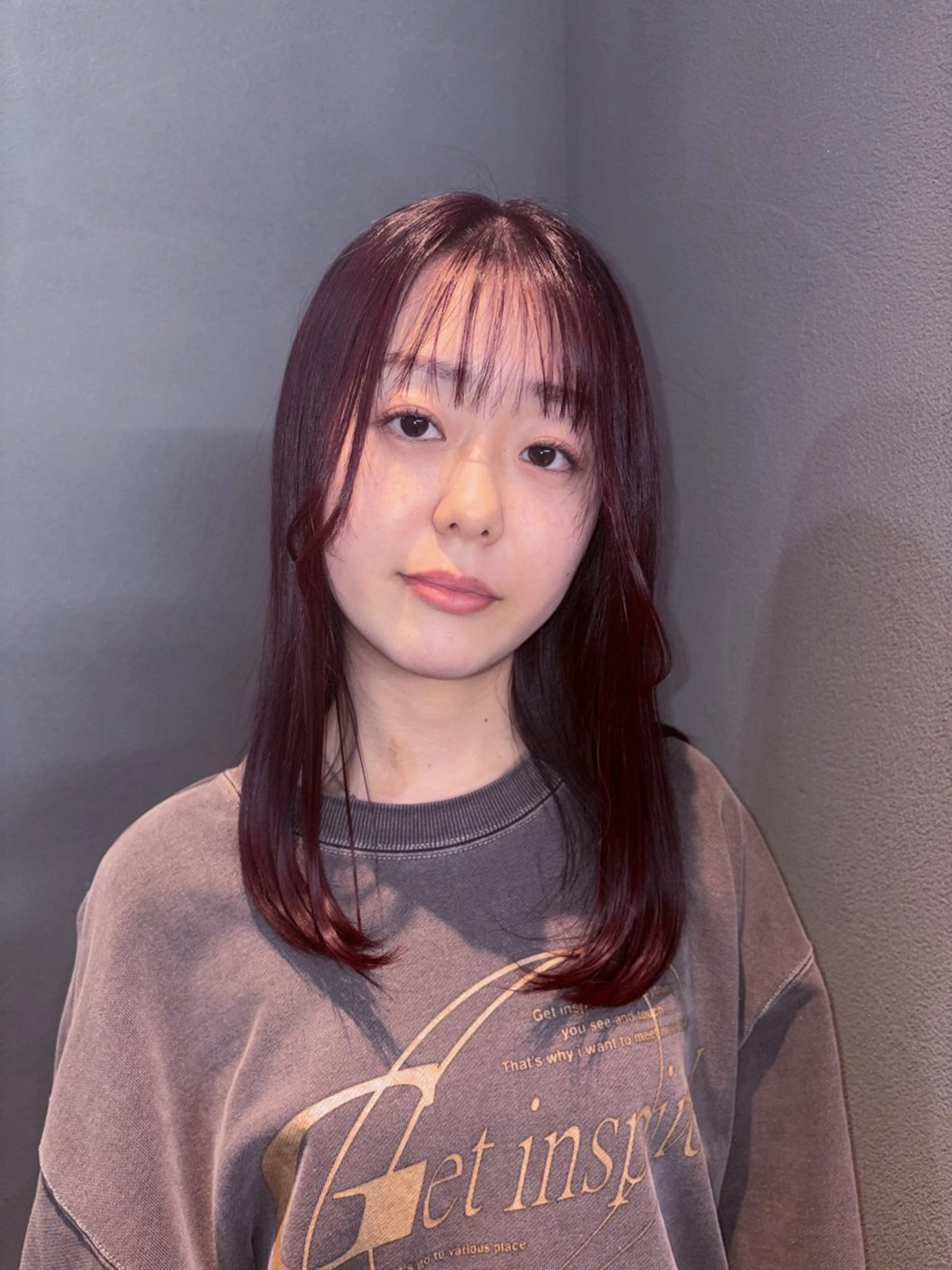 セミロング カラー ブラウンカラー レッドカラー レッドブラウン 淀 小南津のヘアスタイル