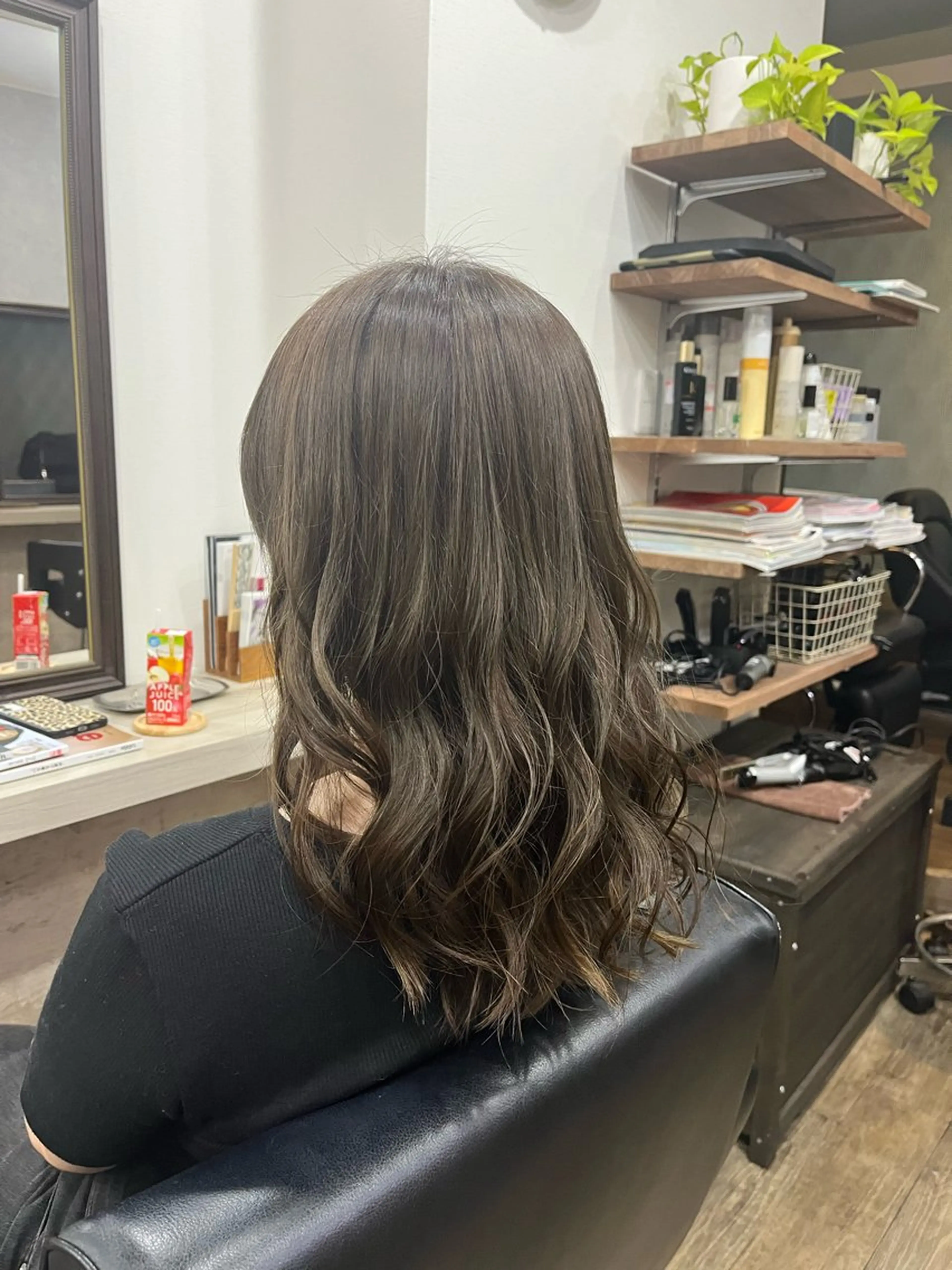 ロング カラー 薮内 香保里のヘアスタイル