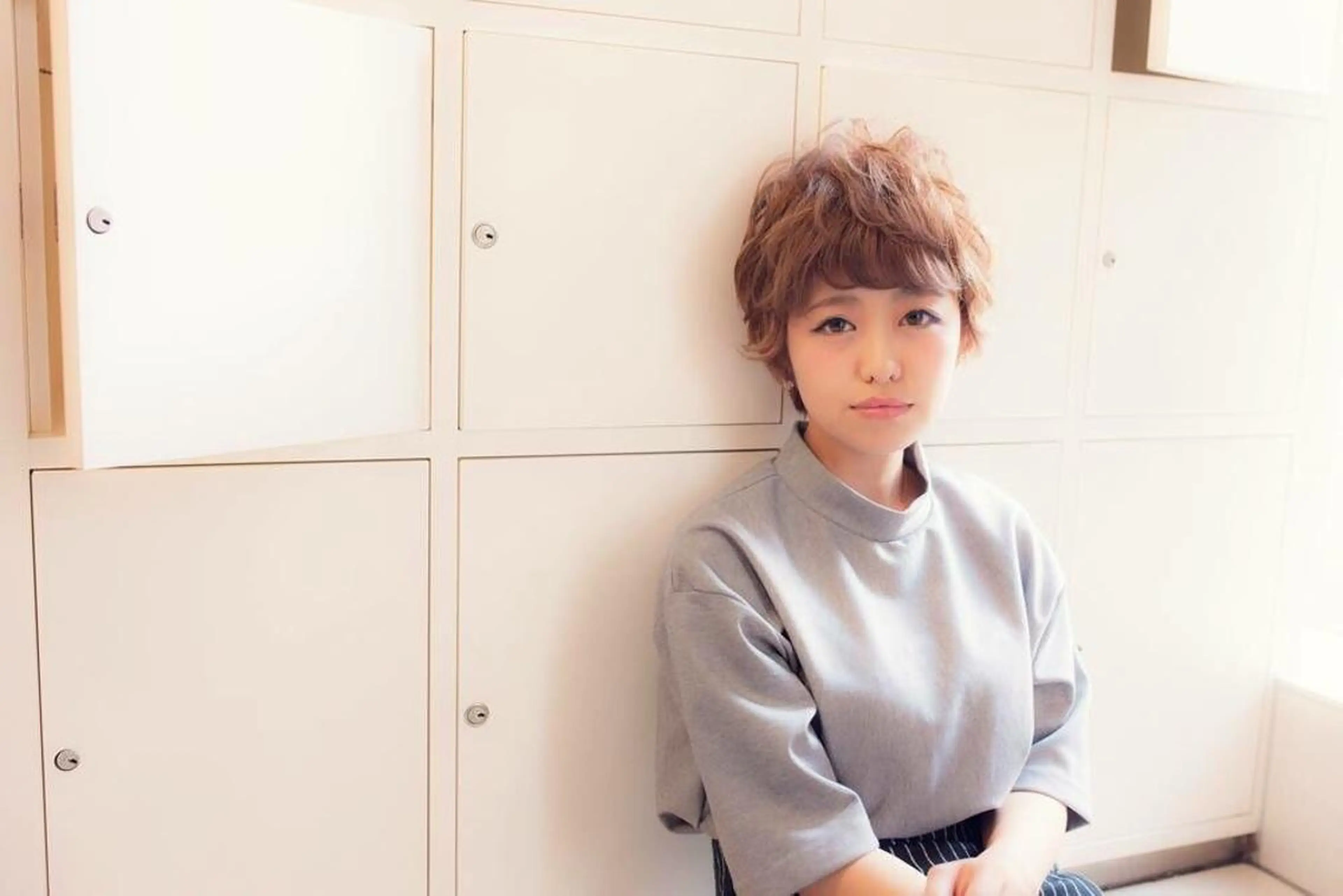 ショート ヘアアレンジ レイヤーカット✖️ 柔らかベージュカラーのヘアスタイル