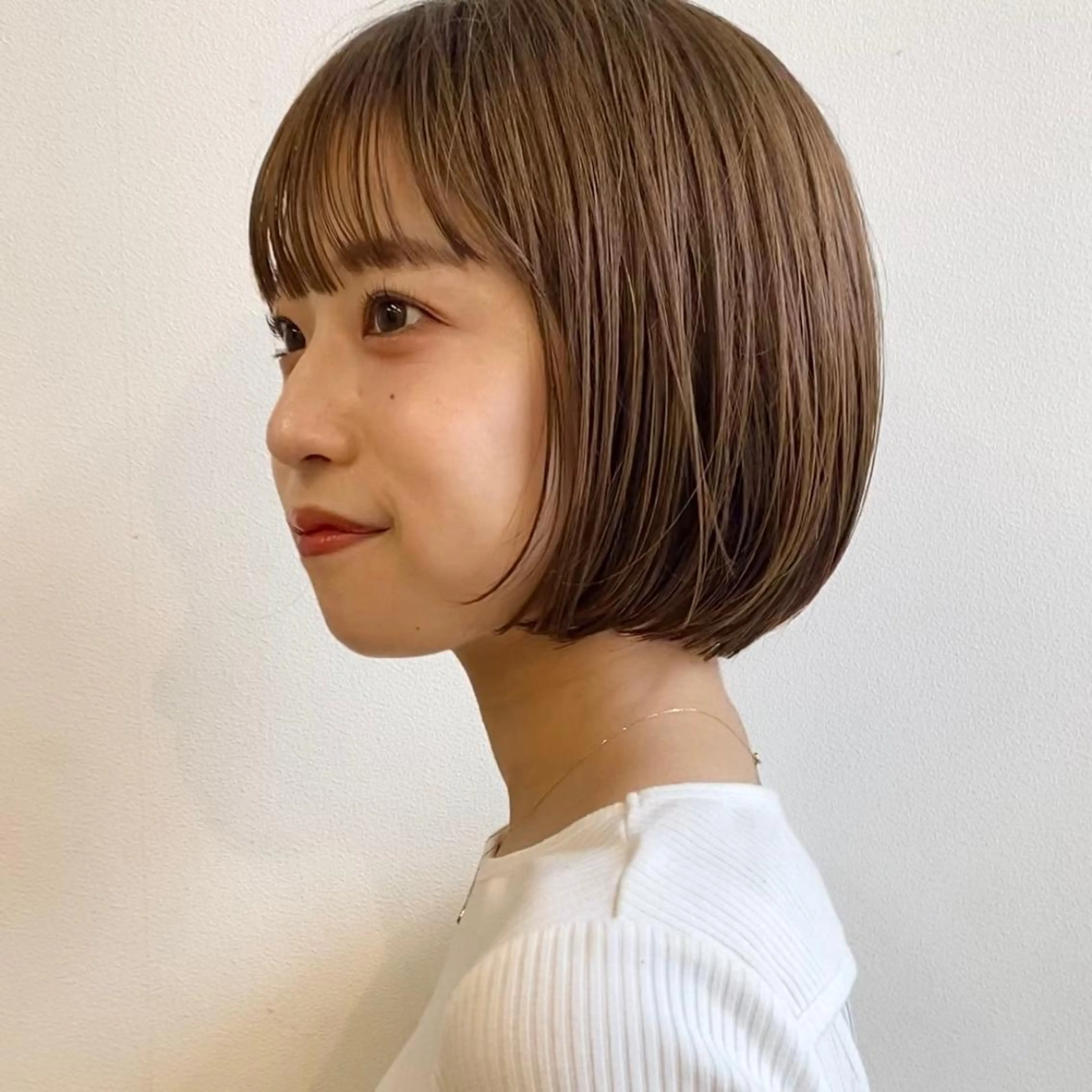 ショート カラー ベージュカラー ミルクティーベージュ ボブ ✨️今だけ無料✨️ 鶴田みなみのヘアスタイル