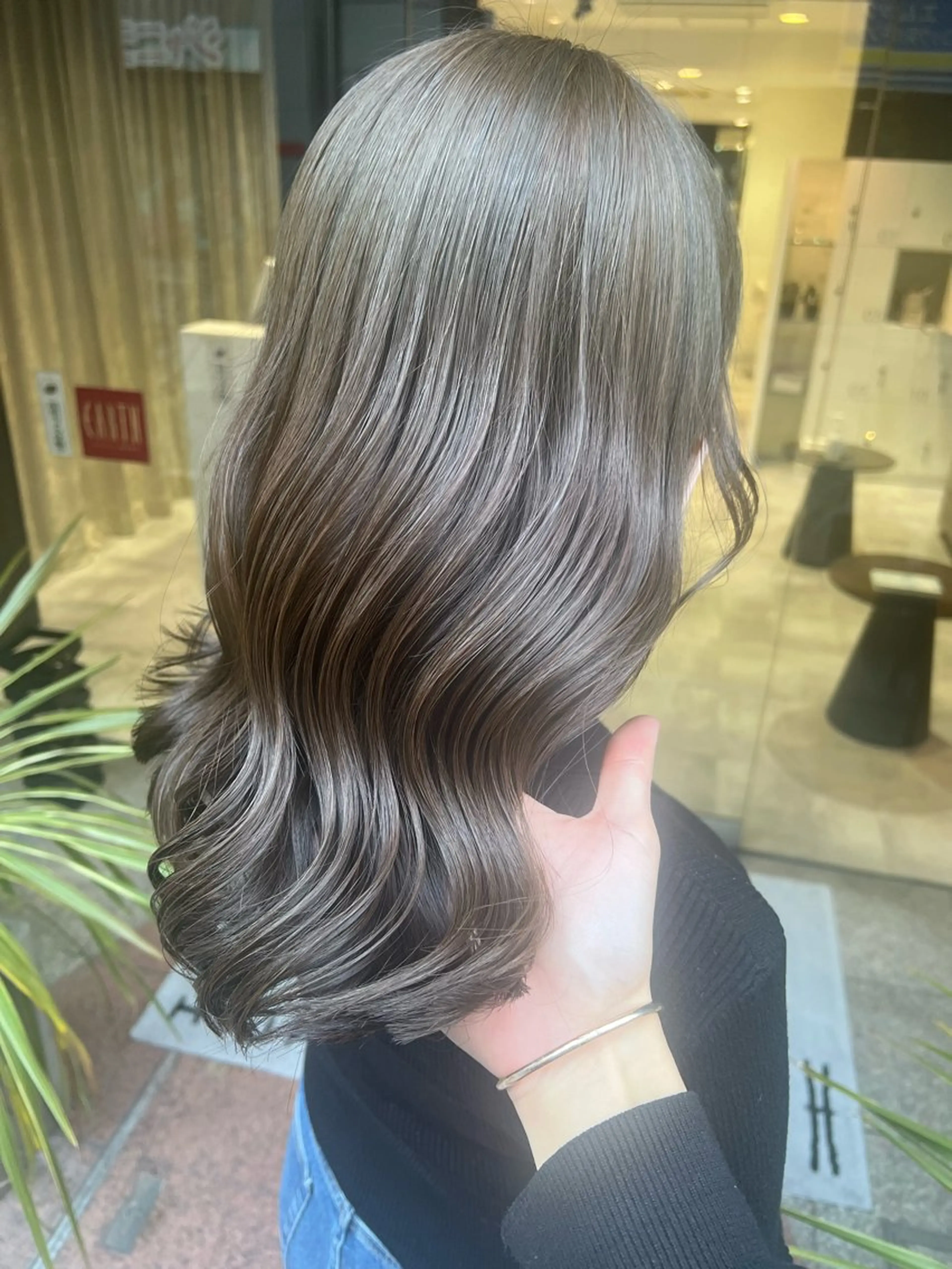 ミディアム ヘアカラー トリートメント 美髪矯正/髪質改善 /透明感ある艶カラーのヘアスタイル