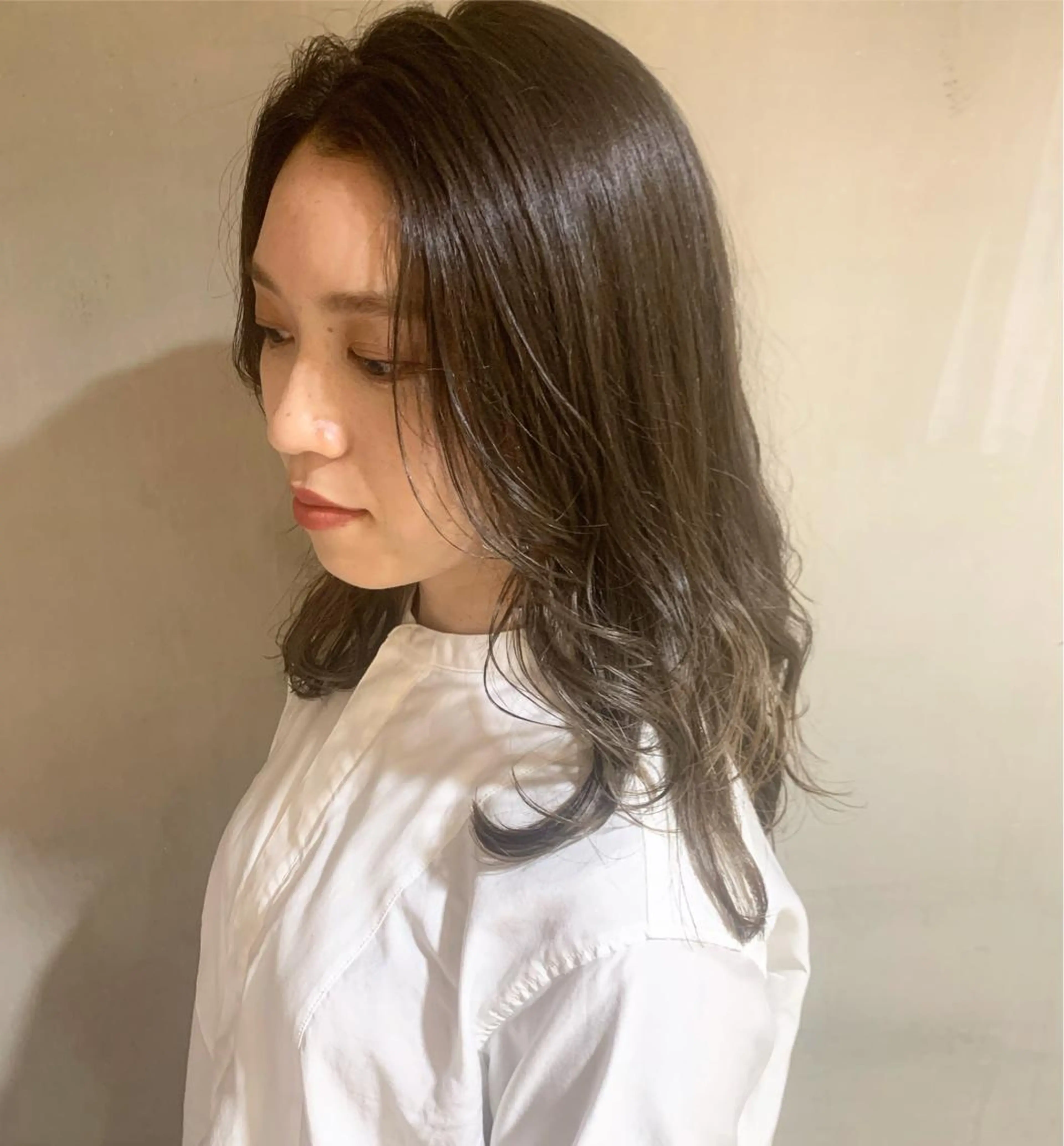 セミロング カラー ベージュカラー ブリーチ 顔周りカット レイヤーカット ウルフレイヤーカット /チヒロのヘアスタイル