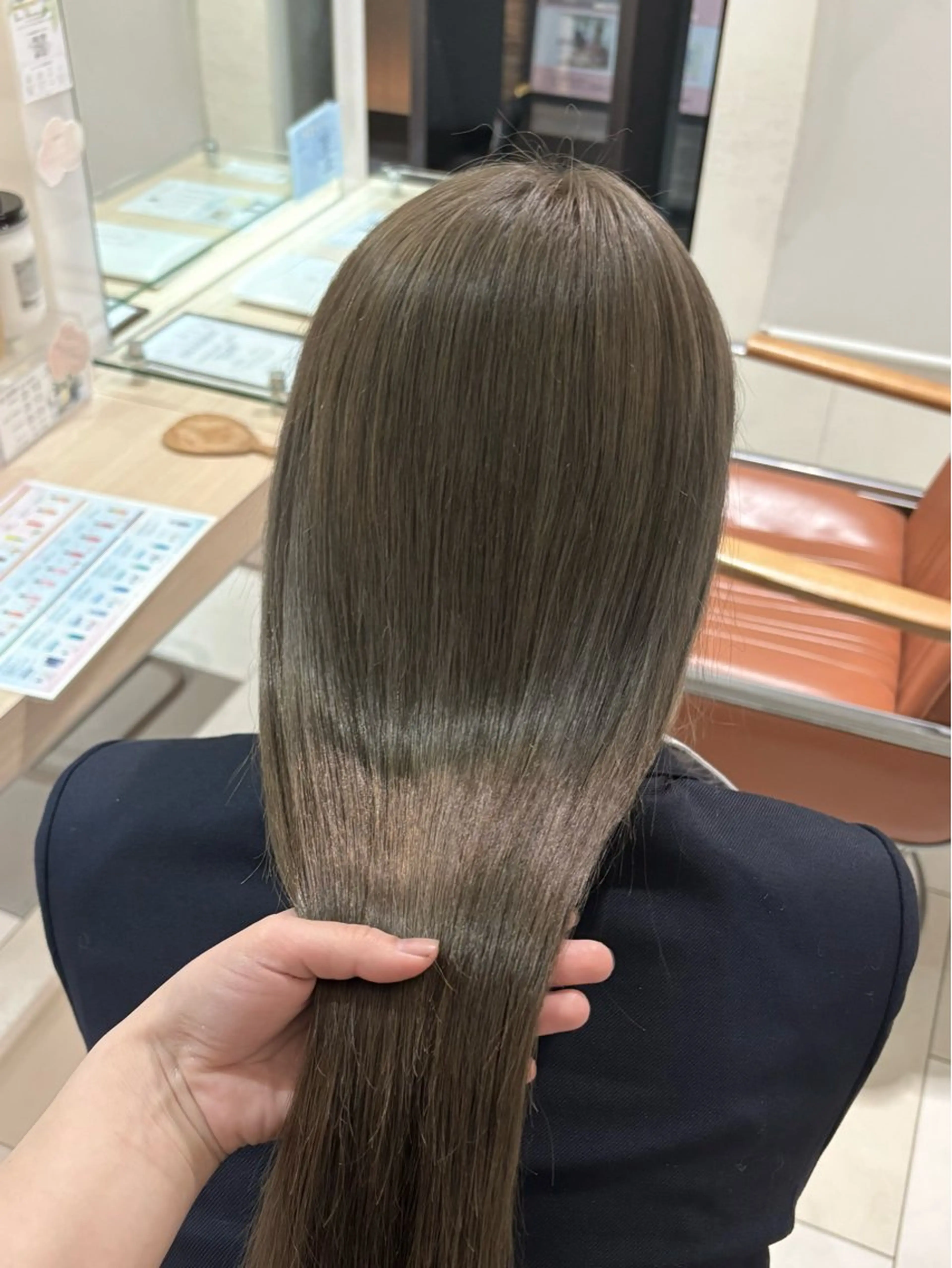 ロング カラー ベージュカラー ブリーチ オリーブベージュ カットモデル/ セット/宮里心香のヘアスタイル