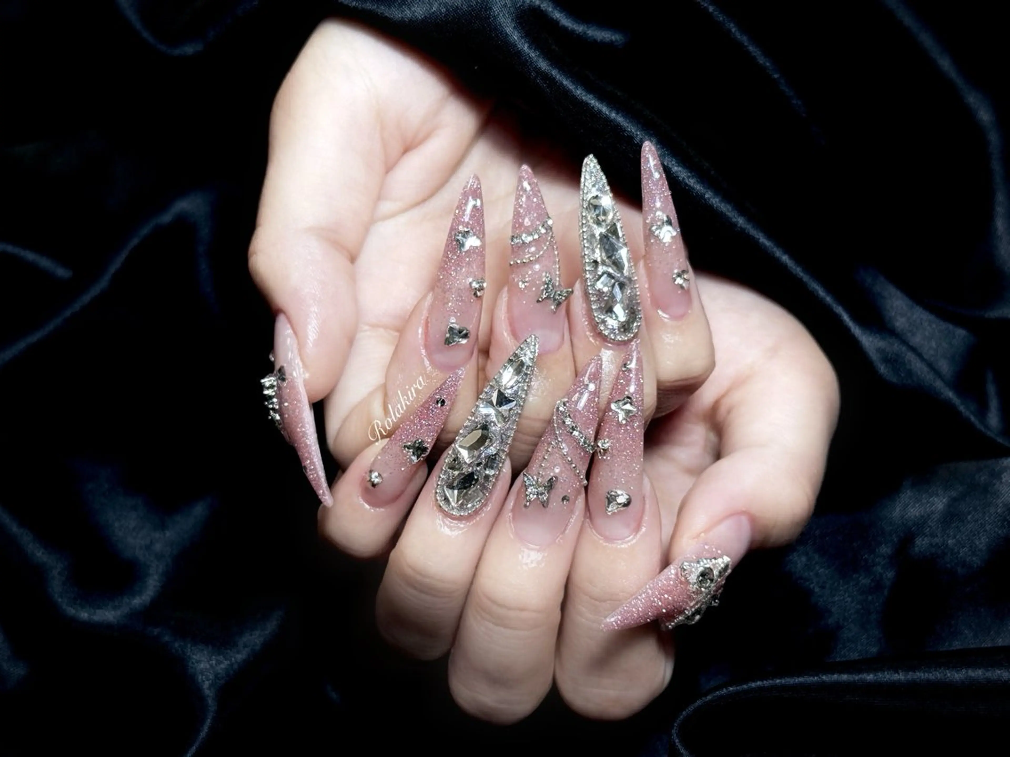 ロング 韓国風ヘア ハンドネイル Rola kira 麗のネイルデザイン