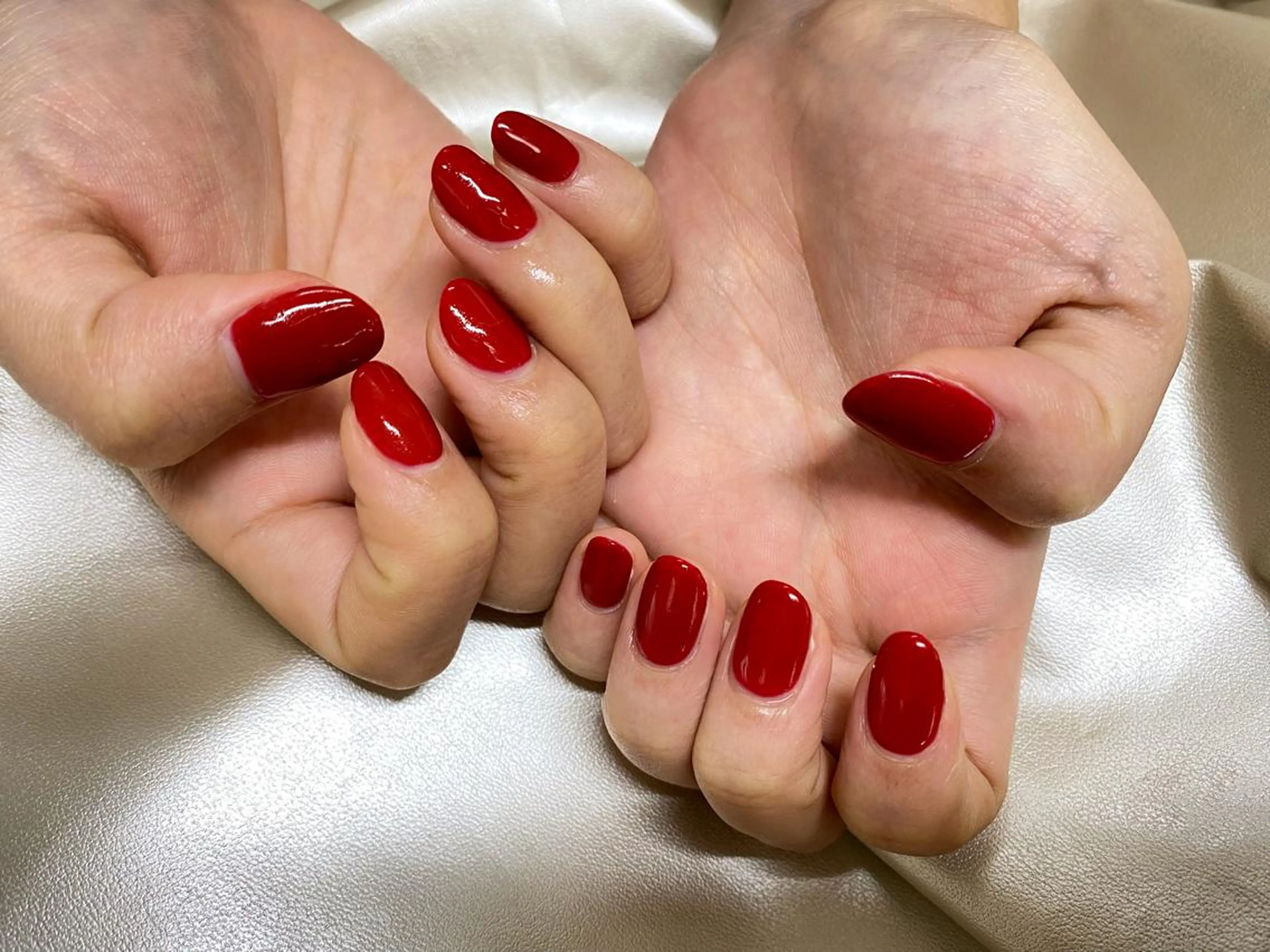 ネイル ワンカラーネイル 赤色 ハンドネイル mogunail &blowのネイルデザイン