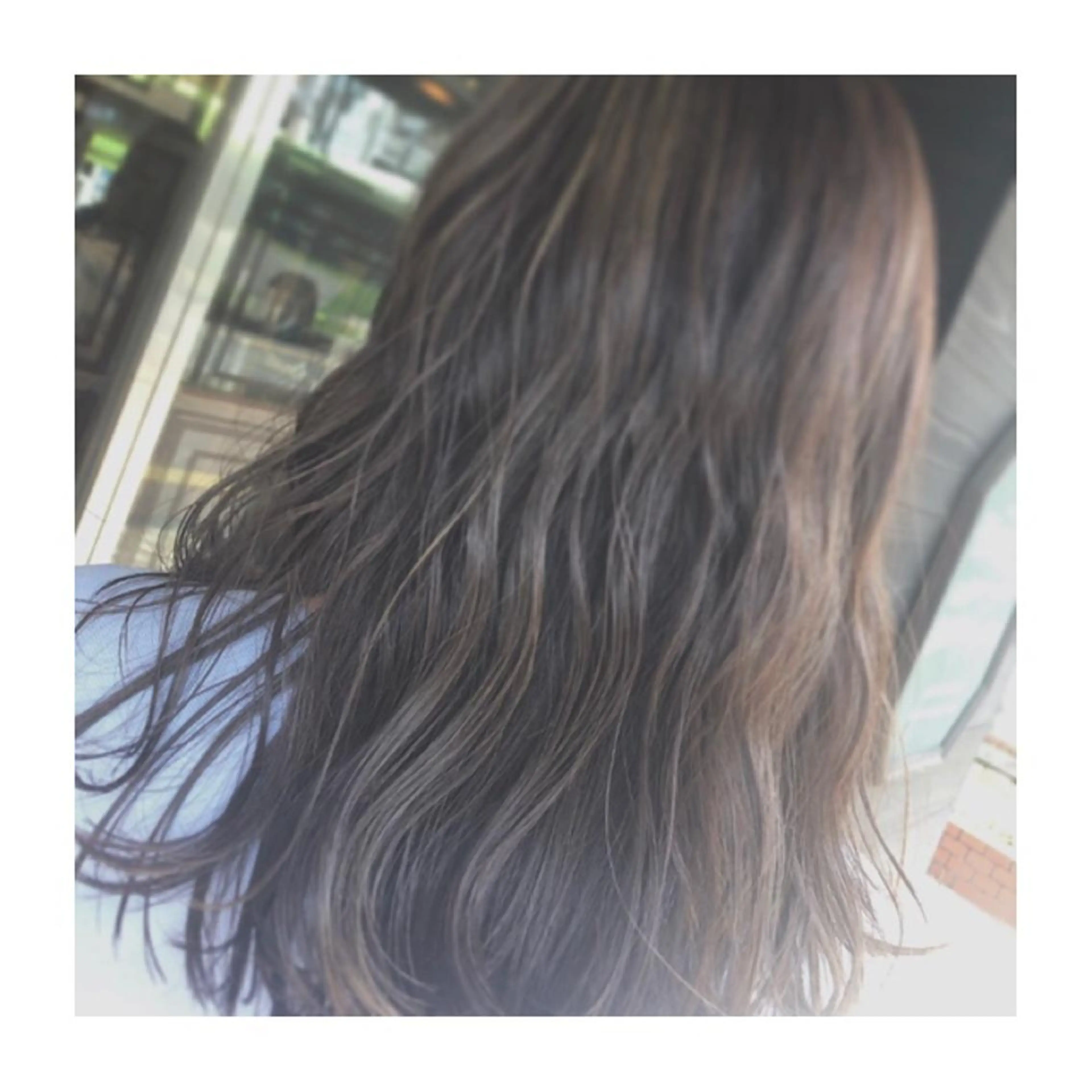 セミロング カラー アッシュ ブリーチ ハイライトカラー ハイライト 小國 綾かのヘアスタイル