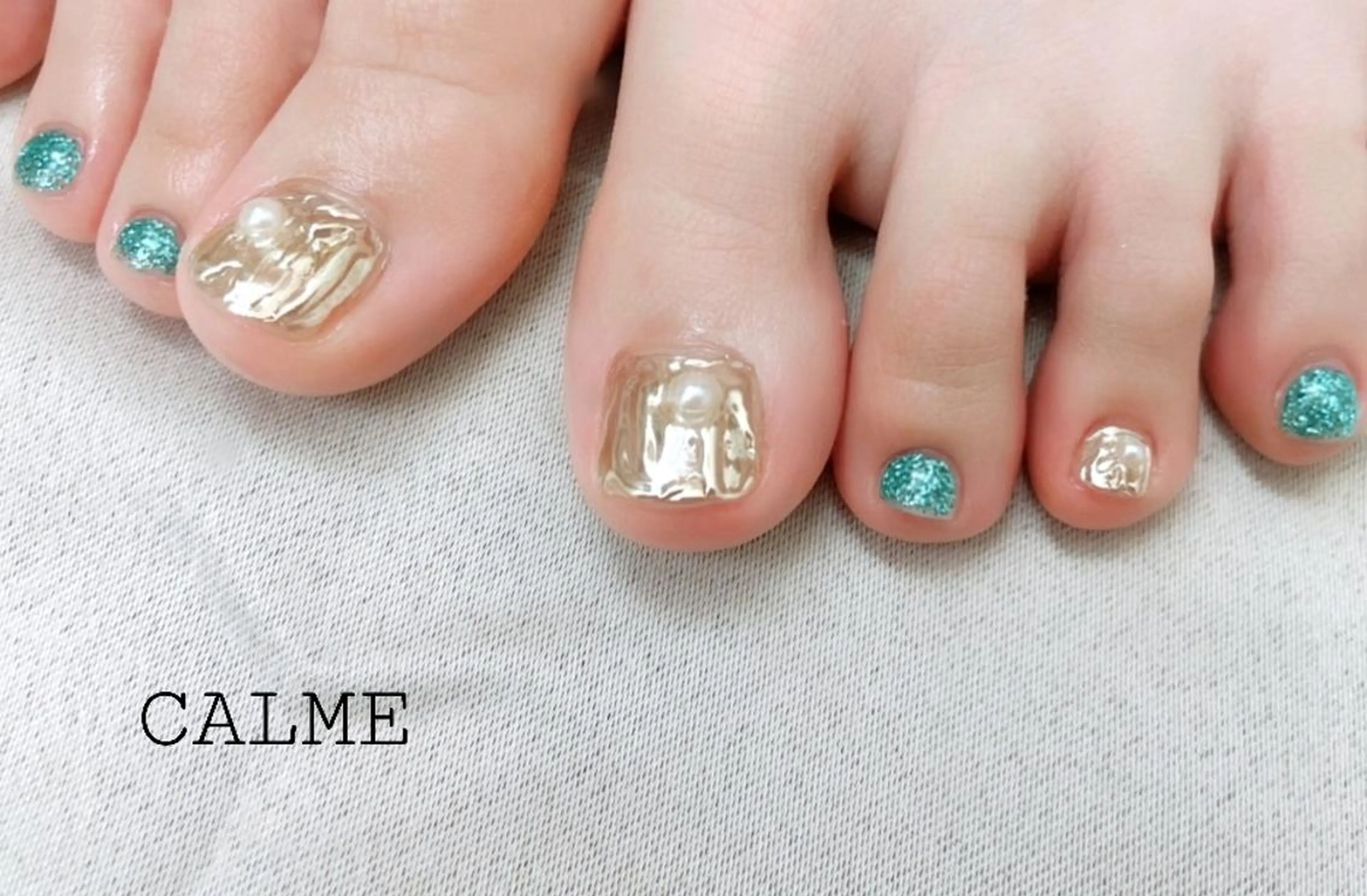 ネイル ブルー キラキラネイル 韓国ネイル パープル 夏ネイル フットネイル CALME ♡のネイルデザイン