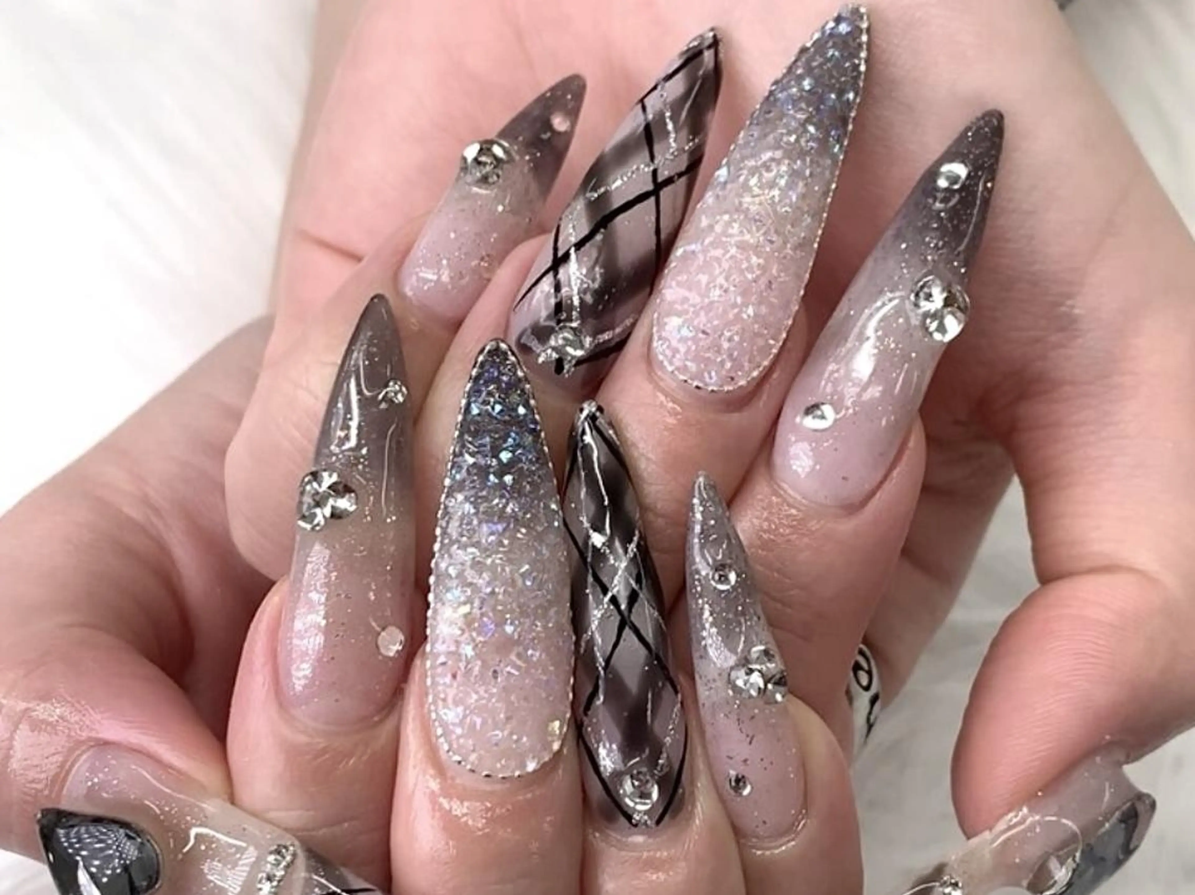 ネイル Rainrain💧 パーツ豊富、やり放題のネイルデザイン