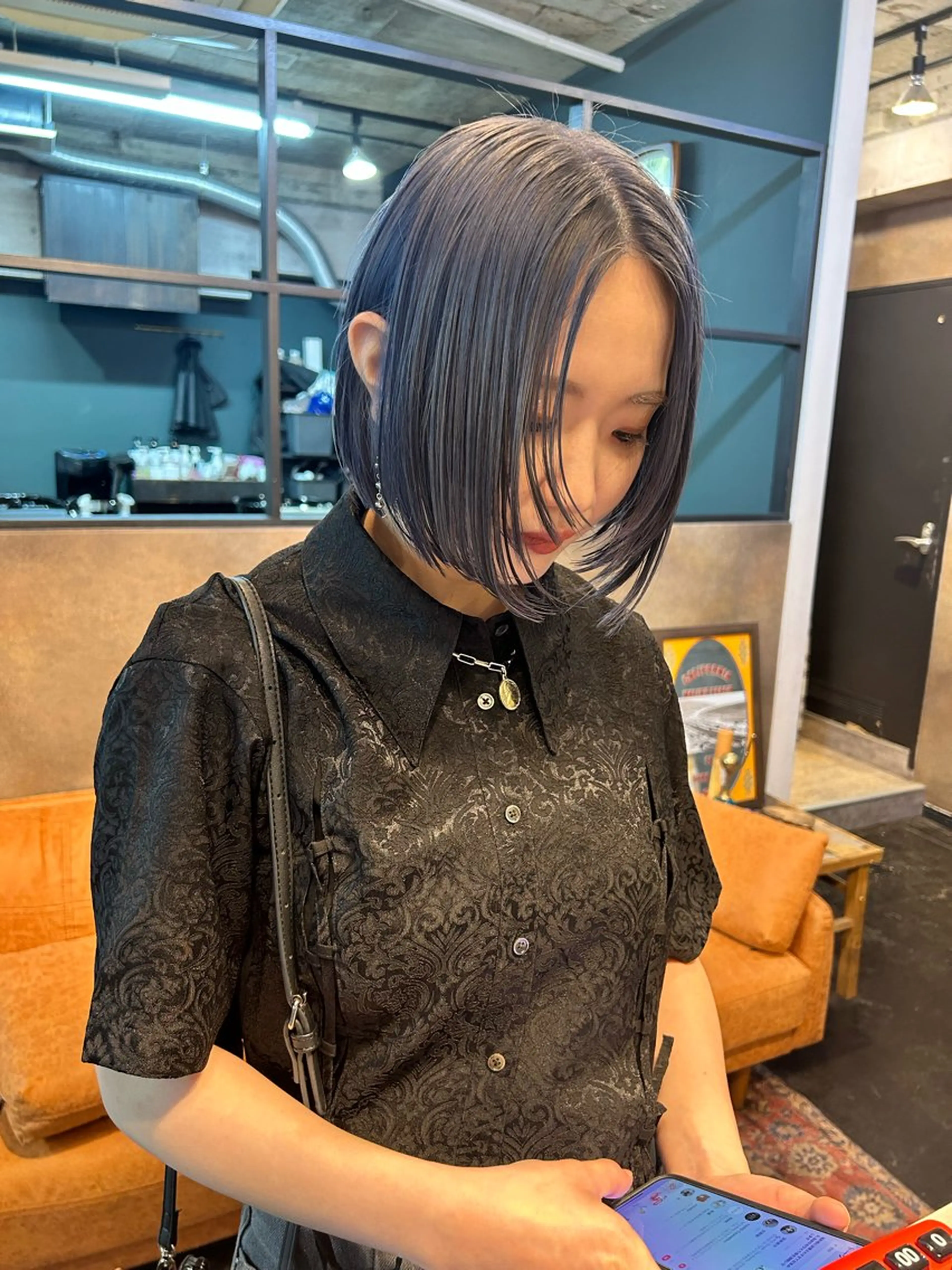 ショート カラー ブリーチ ブルーカラー シルバー ボブ レイヤーカット kazuki iconのヘアスタイル