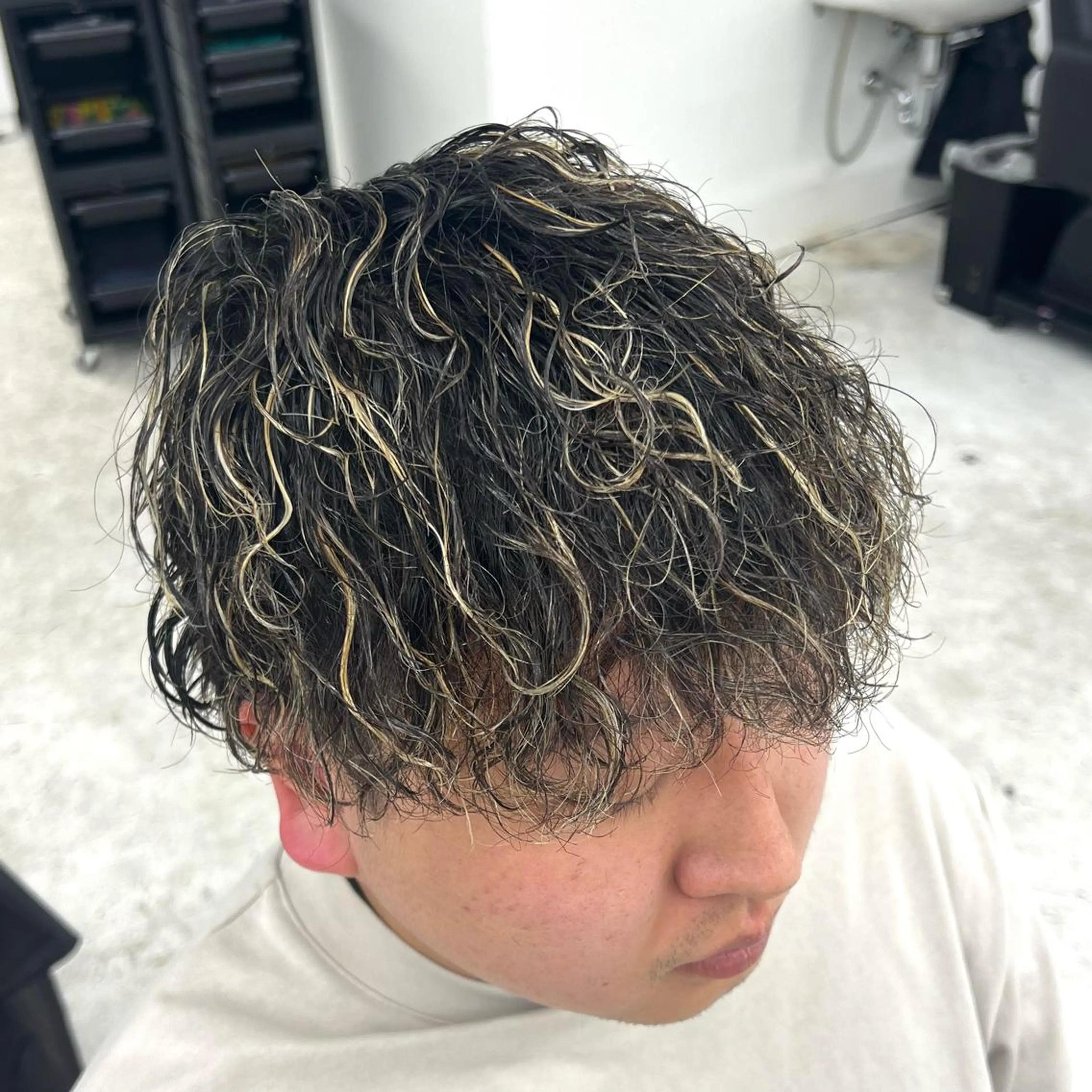カラー パーマ メンズ メンズハイライト 波巻きパーマ ハイライトカラー カット ヘアカラー パーマ 柏メンズカットパーマ NO.1タイチのヘアスタイル