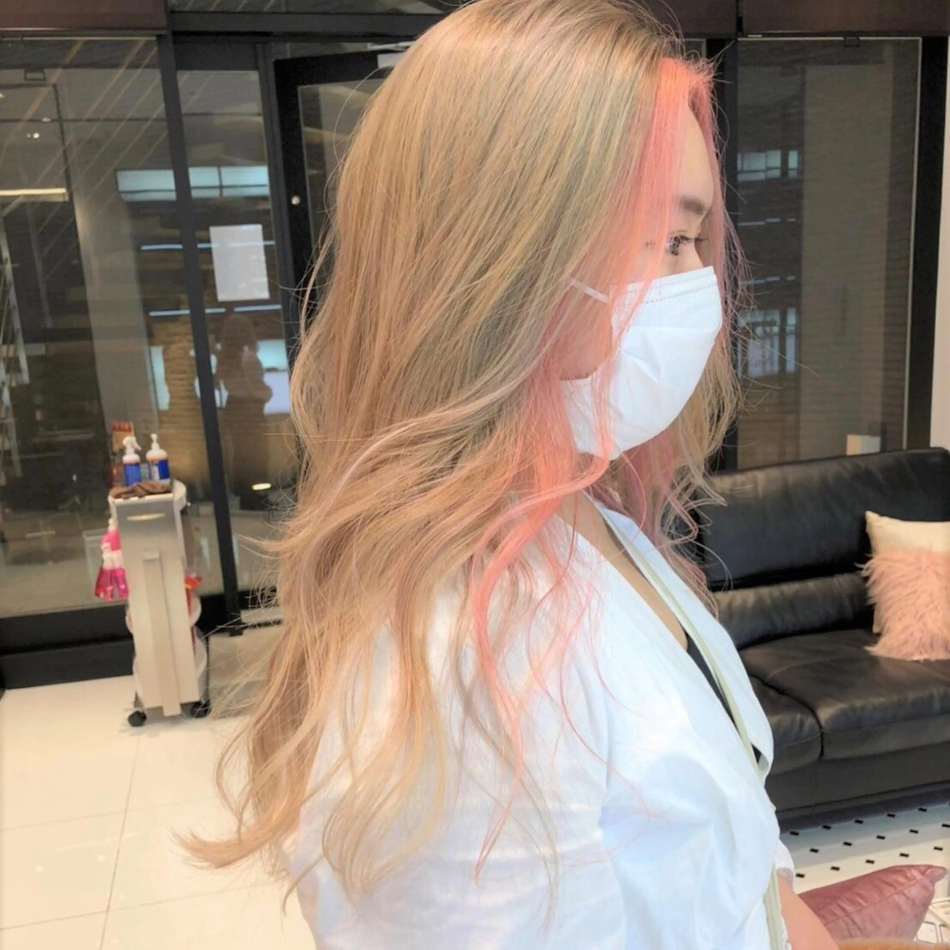 ロング カラー ベージュカラー ブリーチ ピンクカラー ホワイトベージュ ヘアカラー 相川 愛実のヘアスタイル