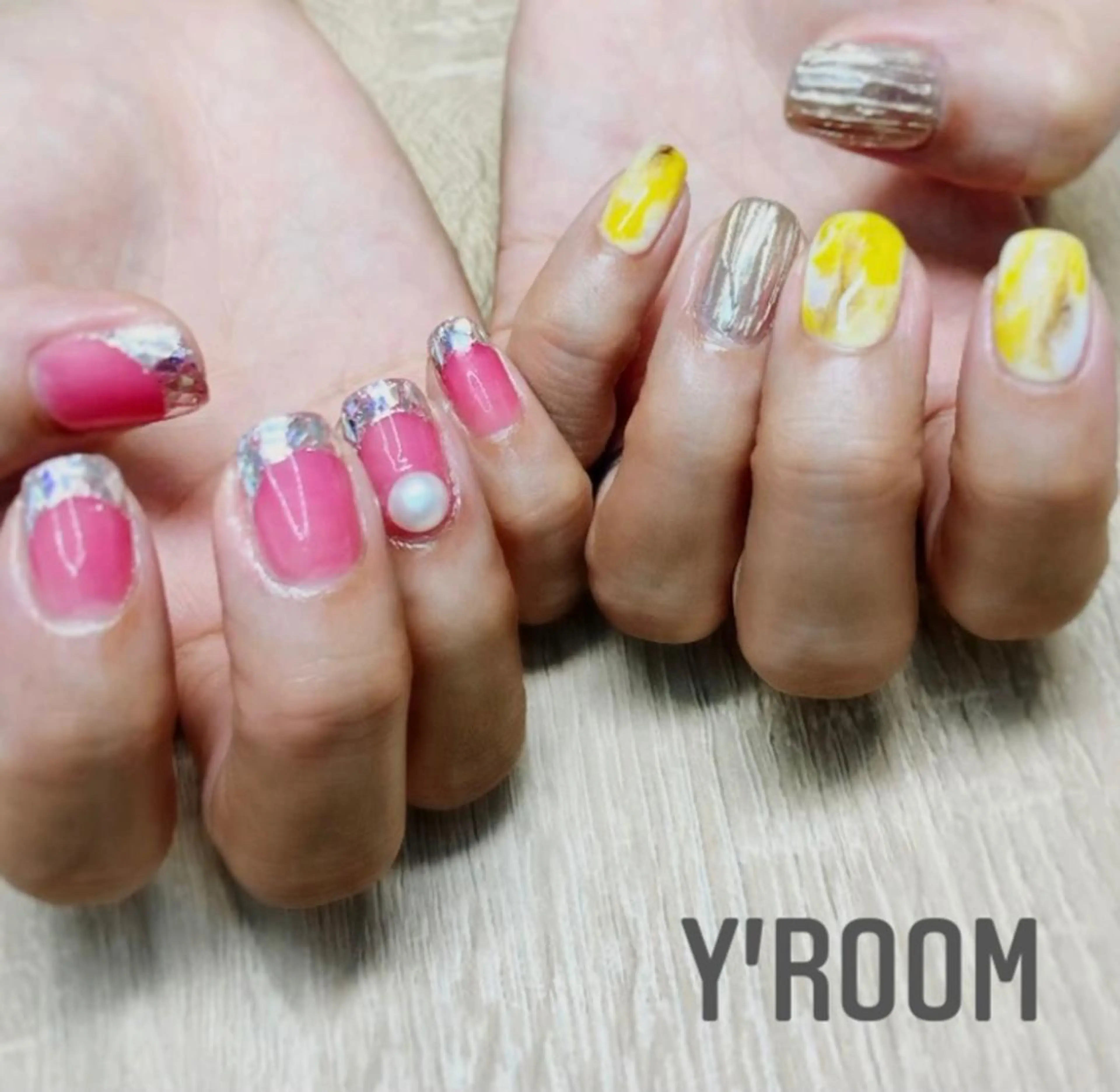 ネイル オーロラネイル フラッシュネイル フットネイル ジェルネイル 氷ネイル・うるうるネイル ハンドネイル YUKA （ネイリスト）のネイルデザイン