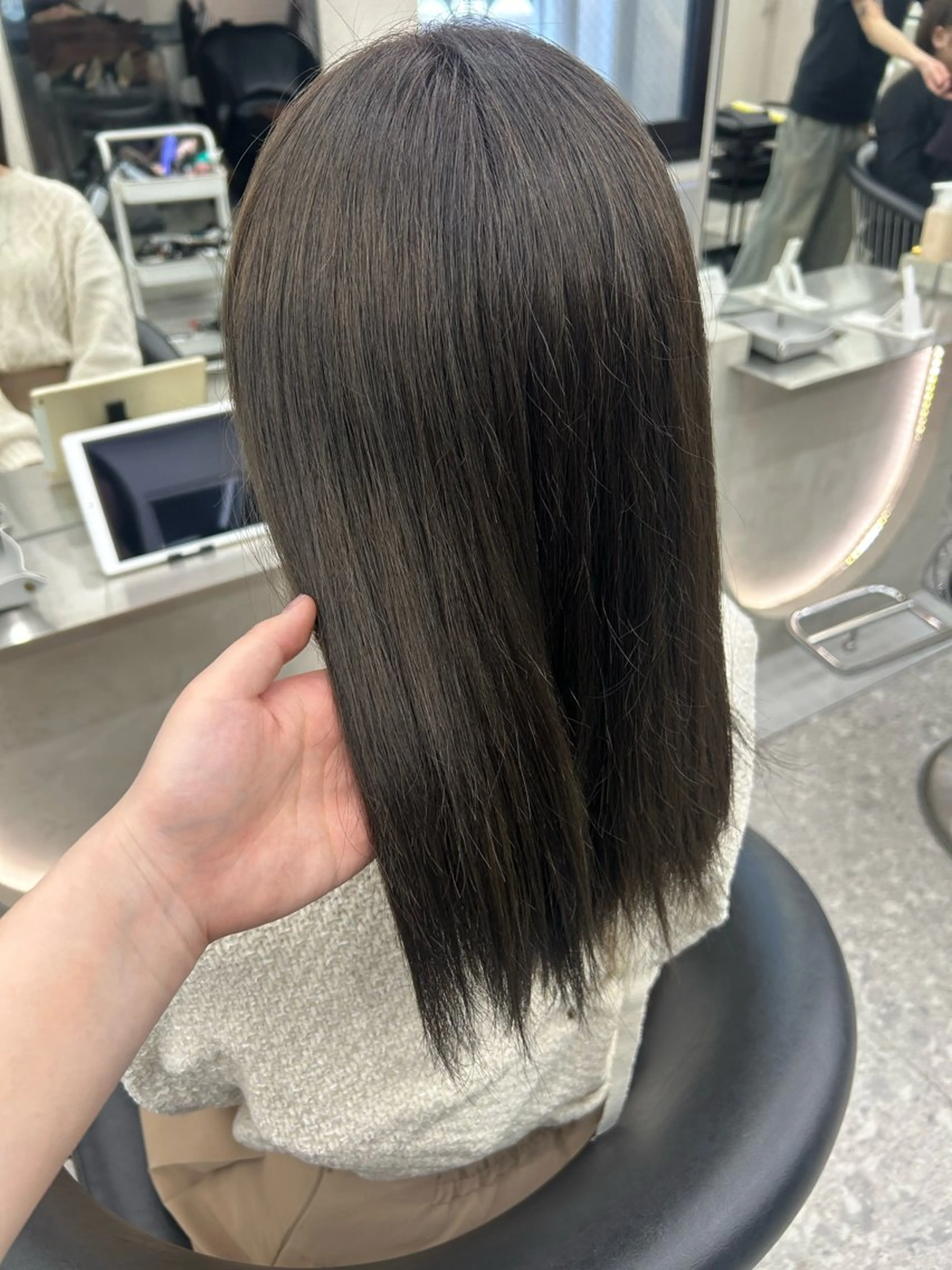 カラー 透明感カラー ダークグレー ダークグレージュ グレージュ ヘアカラー トリートメント あ い か 🎀 レイヤーカットのヘアスタイル