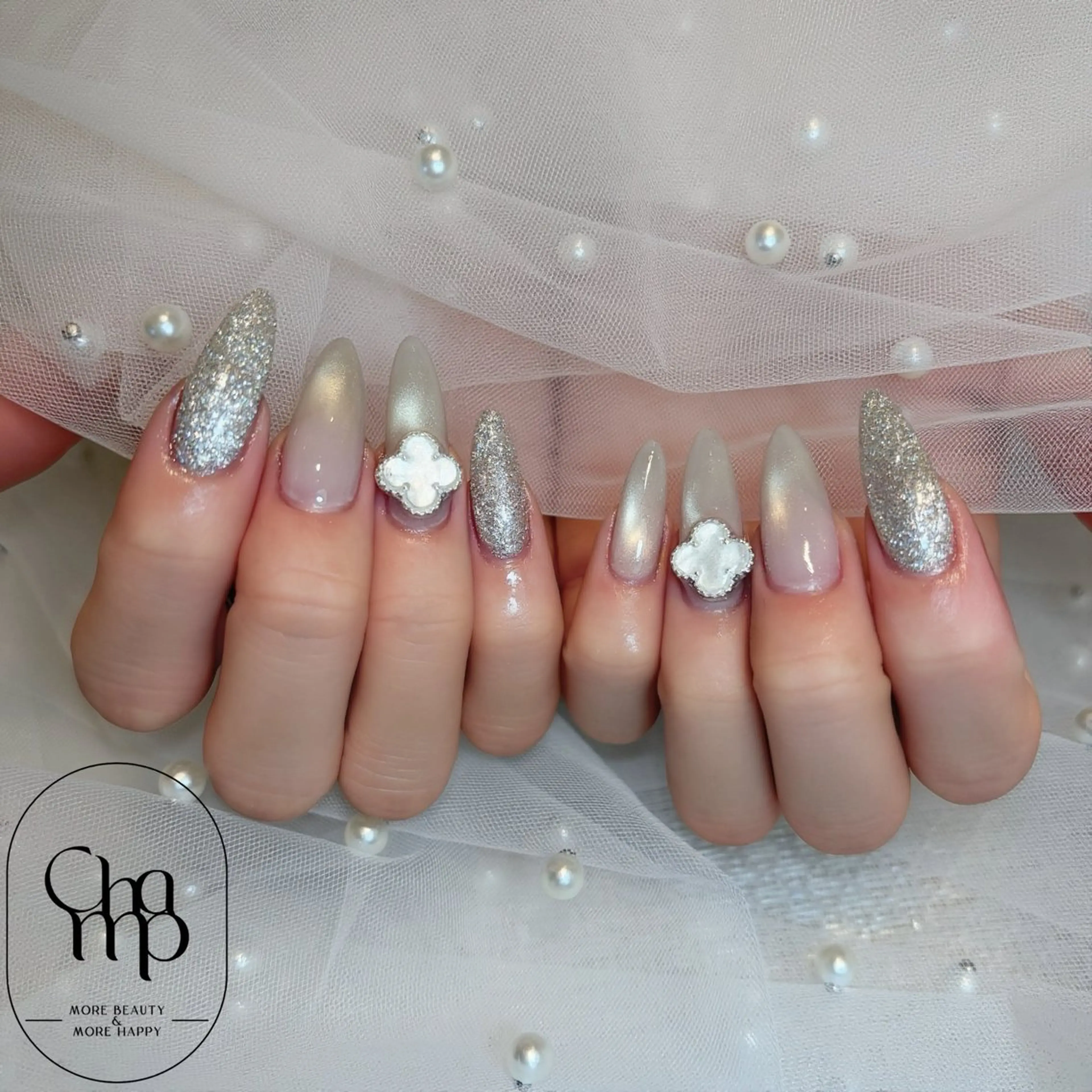 ネイル ラメ(グリッター) ぷっくりネイル シルバー ホワイト ハンドネイル Champ瓢箪山店 つかもとのネイルデザイン