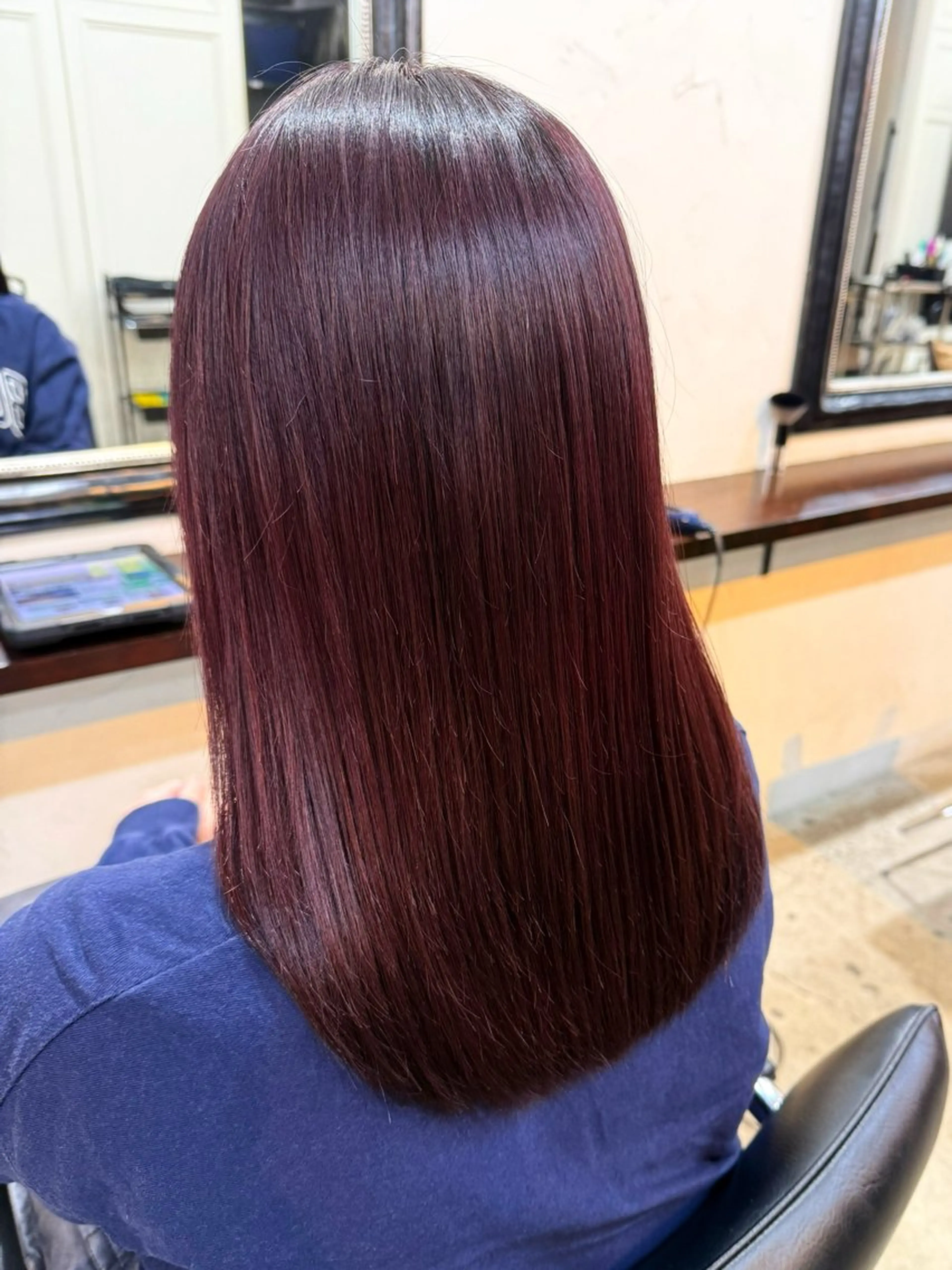 セミロング カラー ブリーチ ボルドーカラー レッドカラー バイオレットカラー ヘアカラー トリートメント 三條 朋香のヘアスタイル