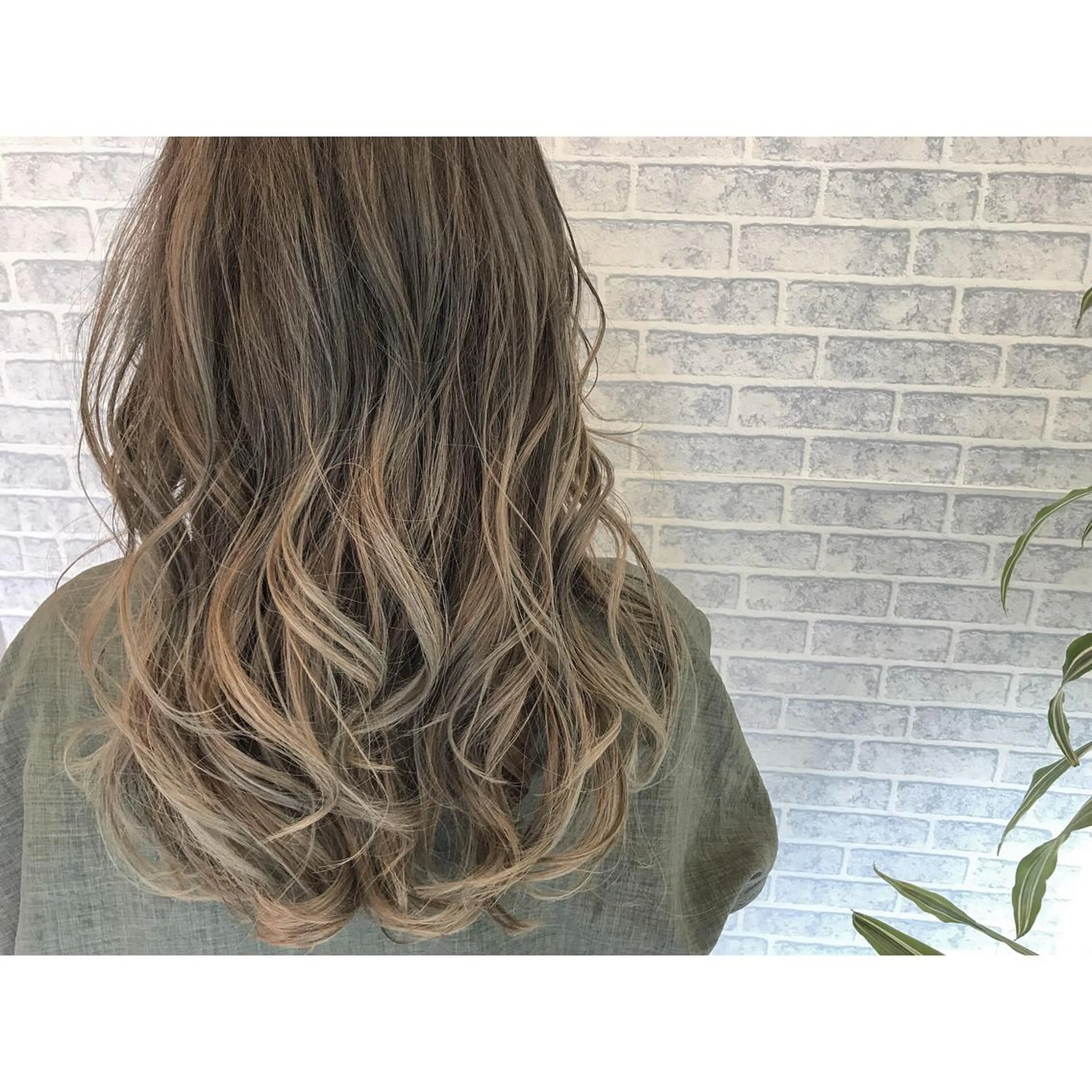 セミロング カラー バレイヤージュ グラデーションカラー レイヤーカット 荒木 拓也のヘアスタイル