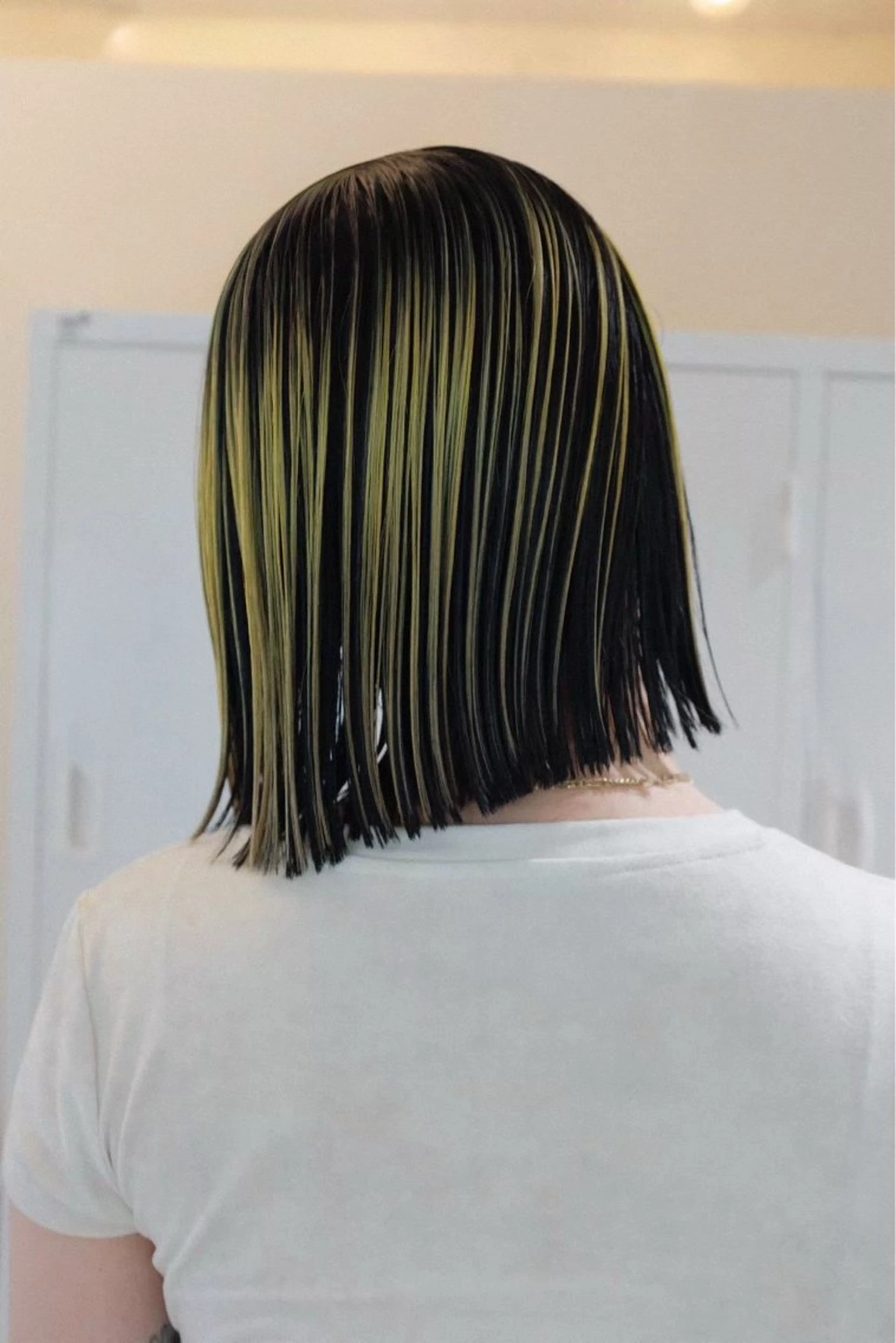 ロング カラー お団子ヘア アッシュ ミストバング ベージュカラー ブルーカラー ヘアカラー OPUSダブルカラー ケアブリーチのヘアスタイル