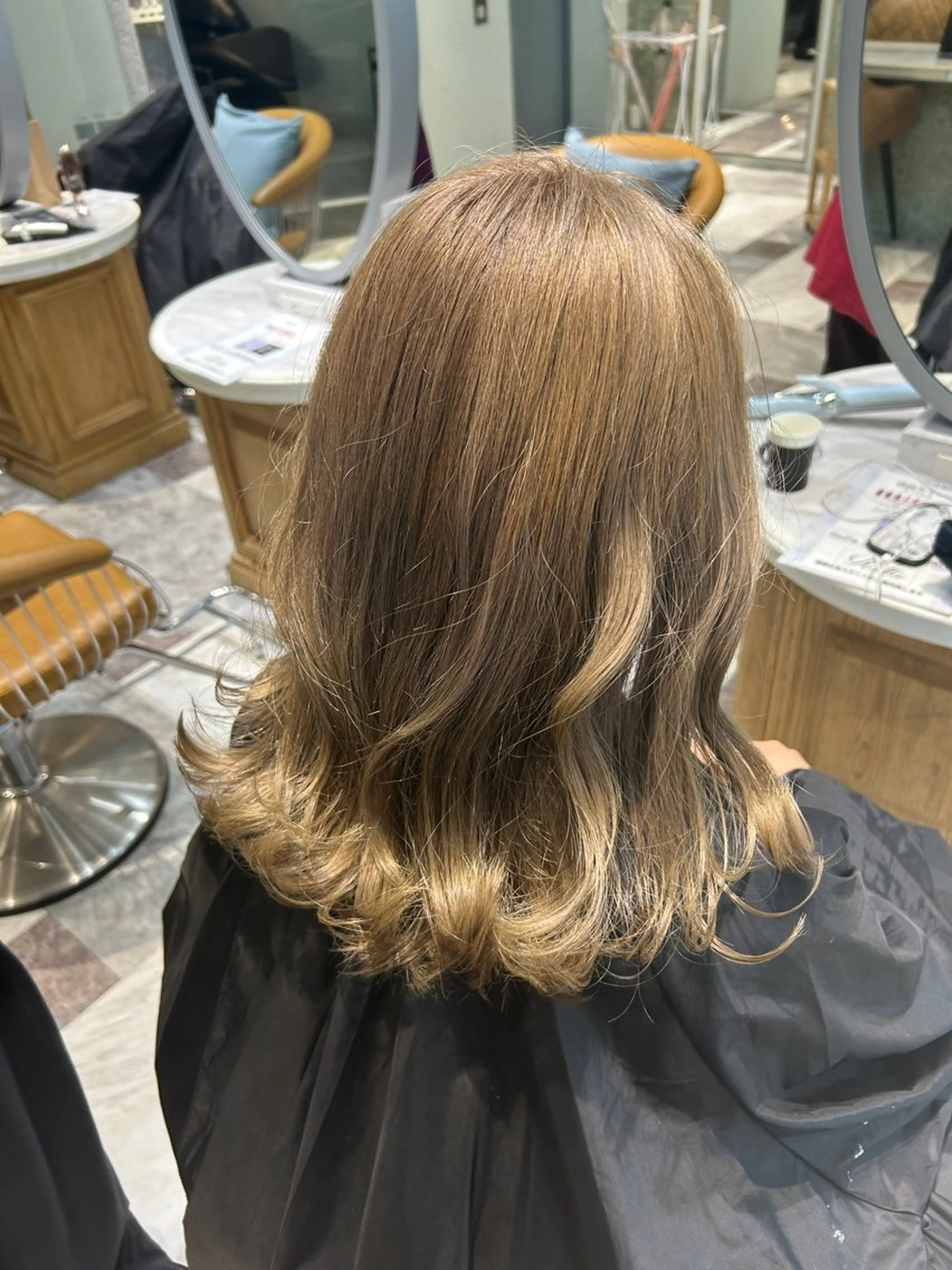 ミディアム 竹川菜海 レイヤーカットのヘアスタイル