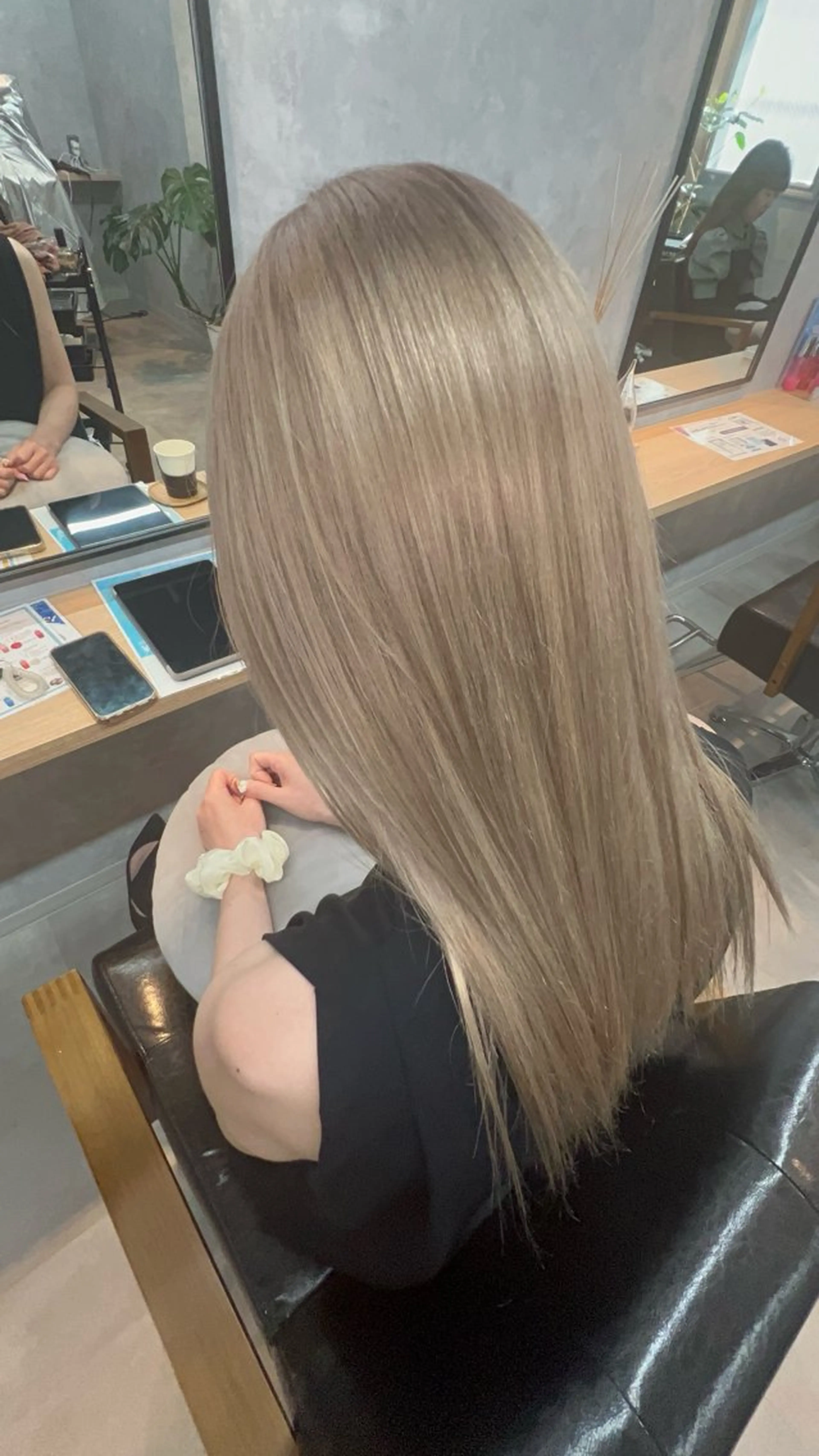 セミロング motoトップカラー リスト/ブリーチカラのヘアスタイル