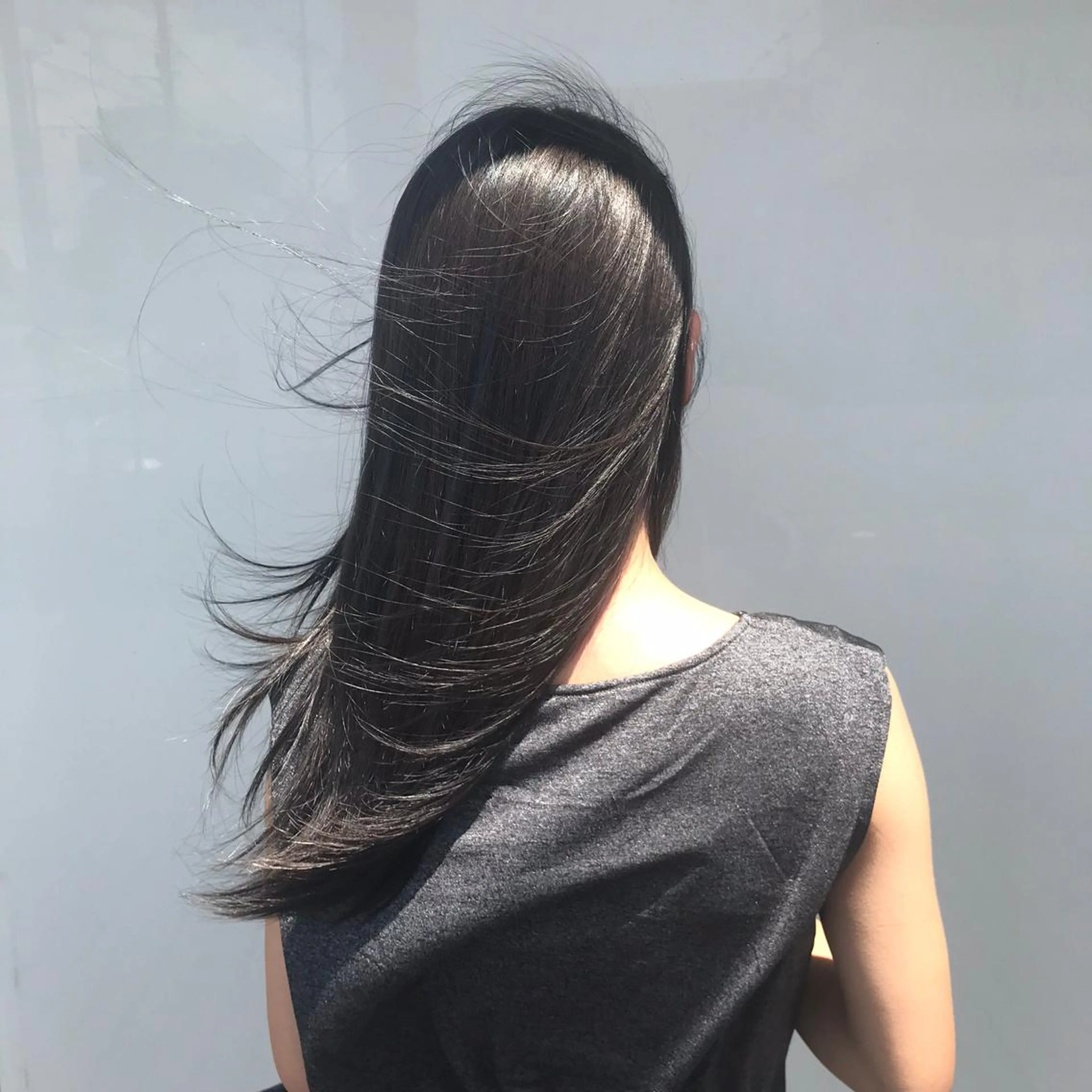 ロング カラー レイヤーカット✖️ 柔らかベージュカラーのヘアスタイル