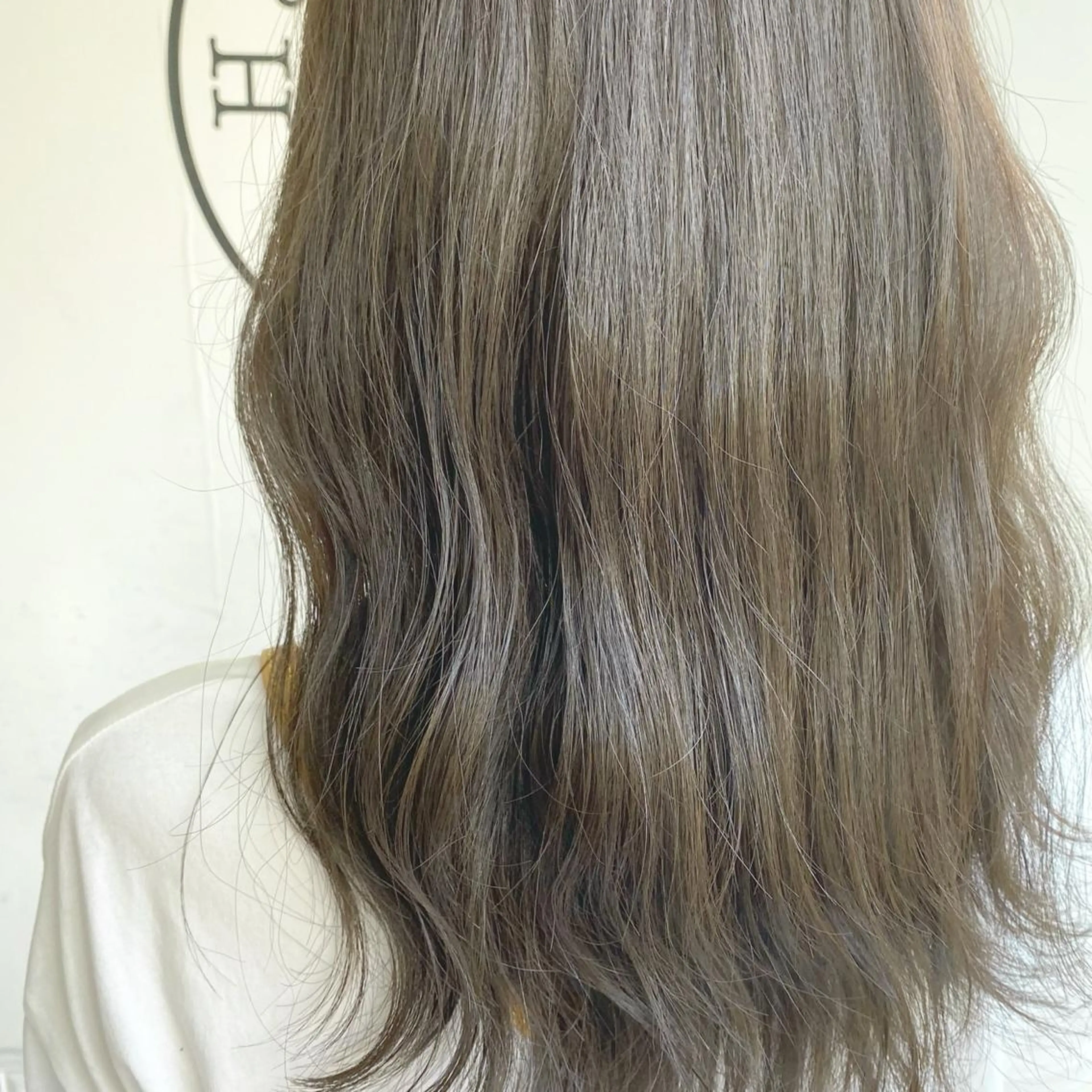 セミロング カラー グレージュ オリーブグレージュ オリーブグレー 川越 輝梨奈のヘアスタイル