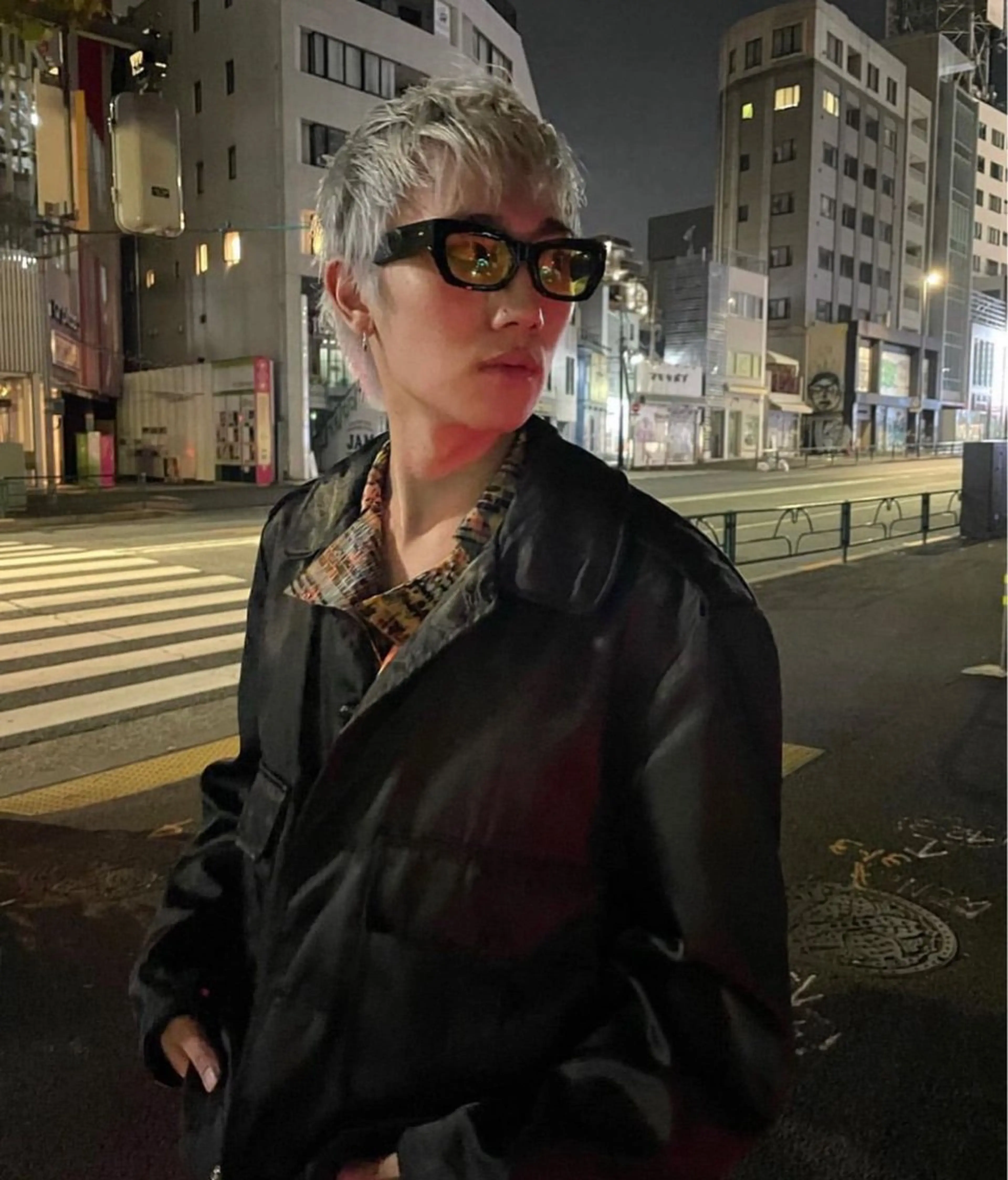 ショート カラー メンズ メンズブリーチ センターパート メンズハイライト メンズハイトーン メンズインナーカラー カット ヘアカラー トリートメント スパイラルパーマ 🌐hina⭐️のヘアスタイル