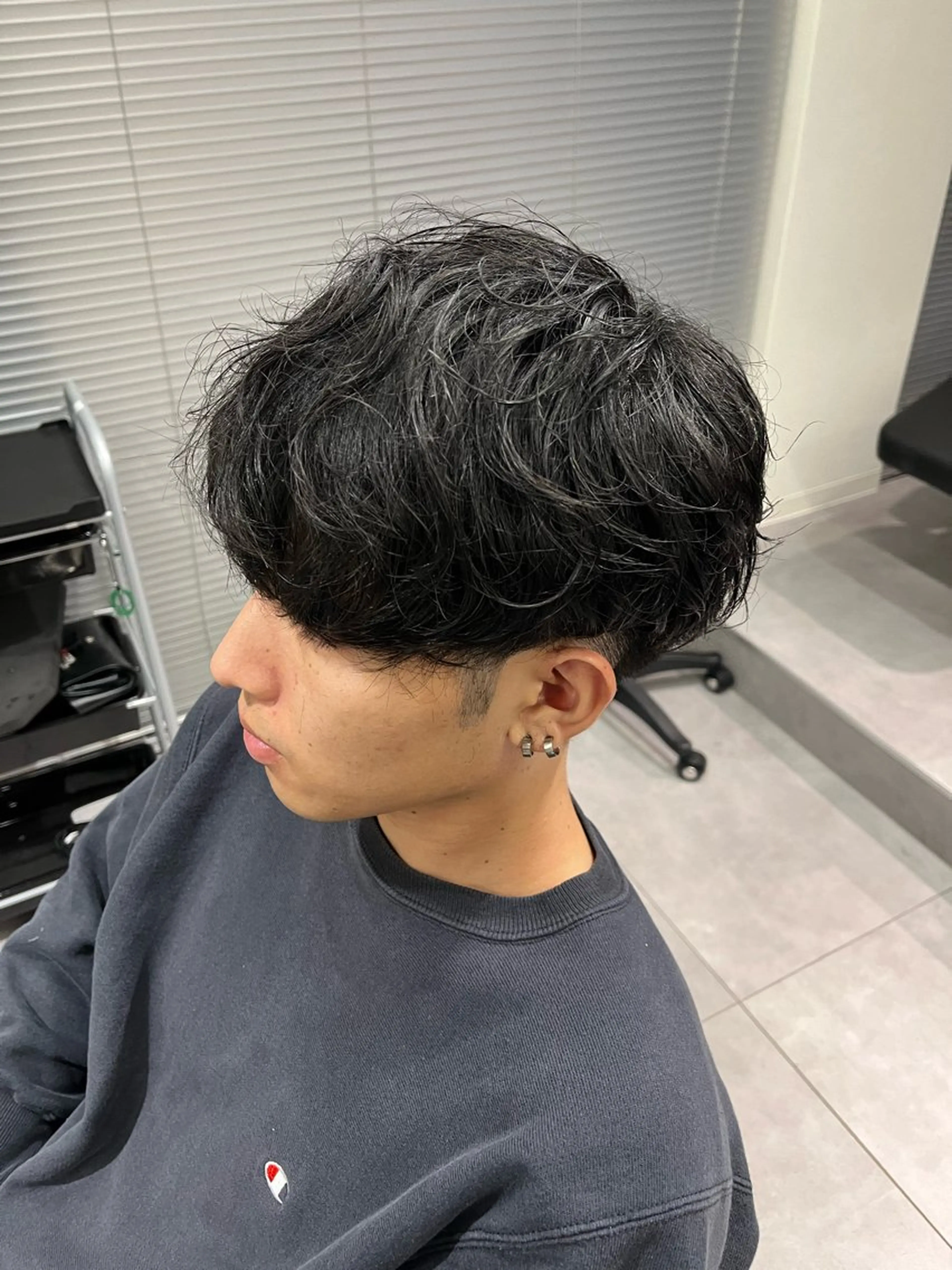 ミディアム パーマ メンズ ミディアムパーマ メンズパーマ スパイラルパーマ カット パーマ 🐦‍🔥フェザーパ ーマ🐦‍🔥きるやのヘアスタイル