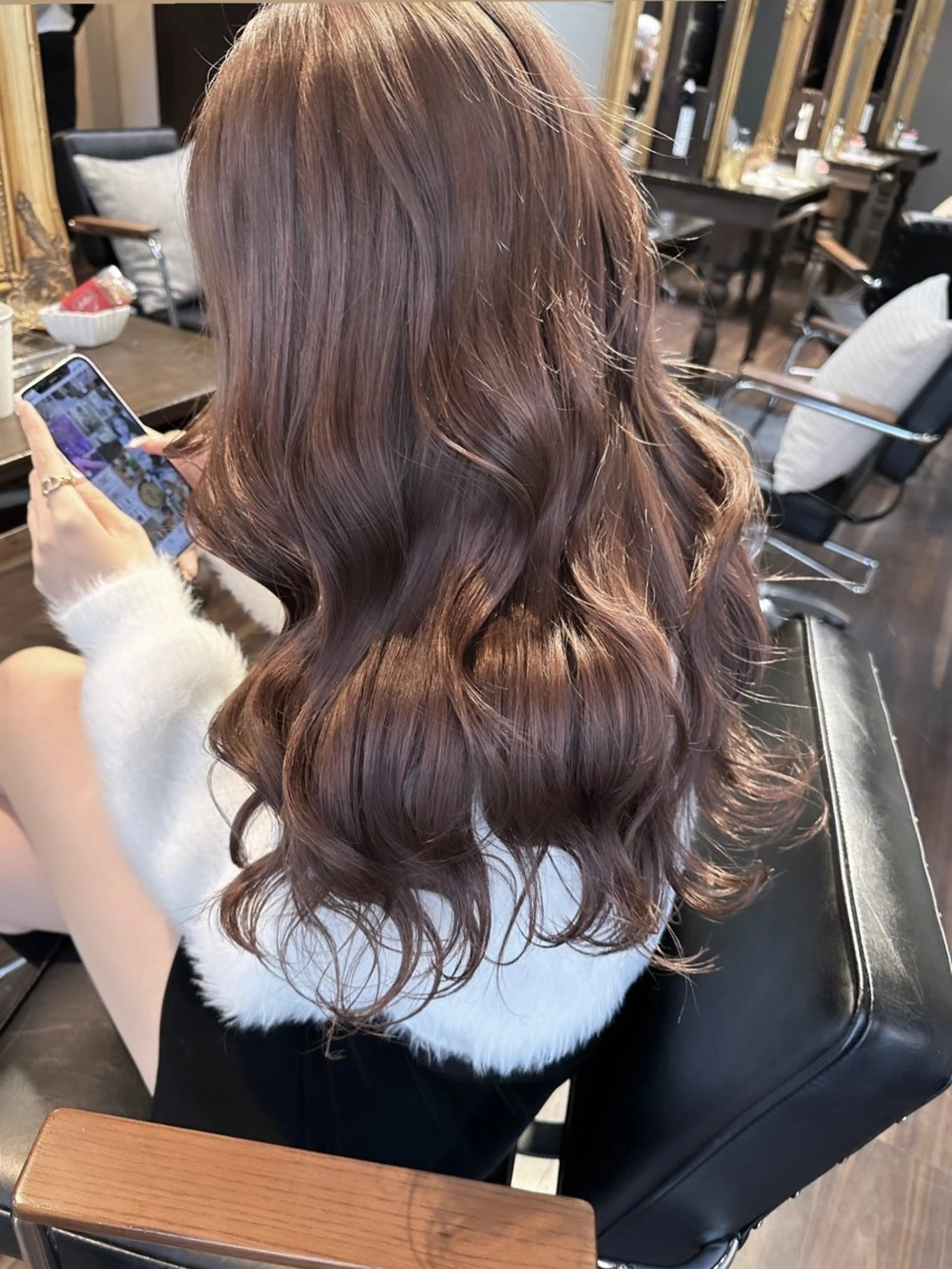 ロング カラー ヘアアレンジ ベージュカラー ブリーチ イヤリングカラー ハイトーンカラー ミルクティーベージュ ヘアカラー トリートメント 髪質改善/レイヤー 縮毛矯正/ケラチン耀のヘアスタイル